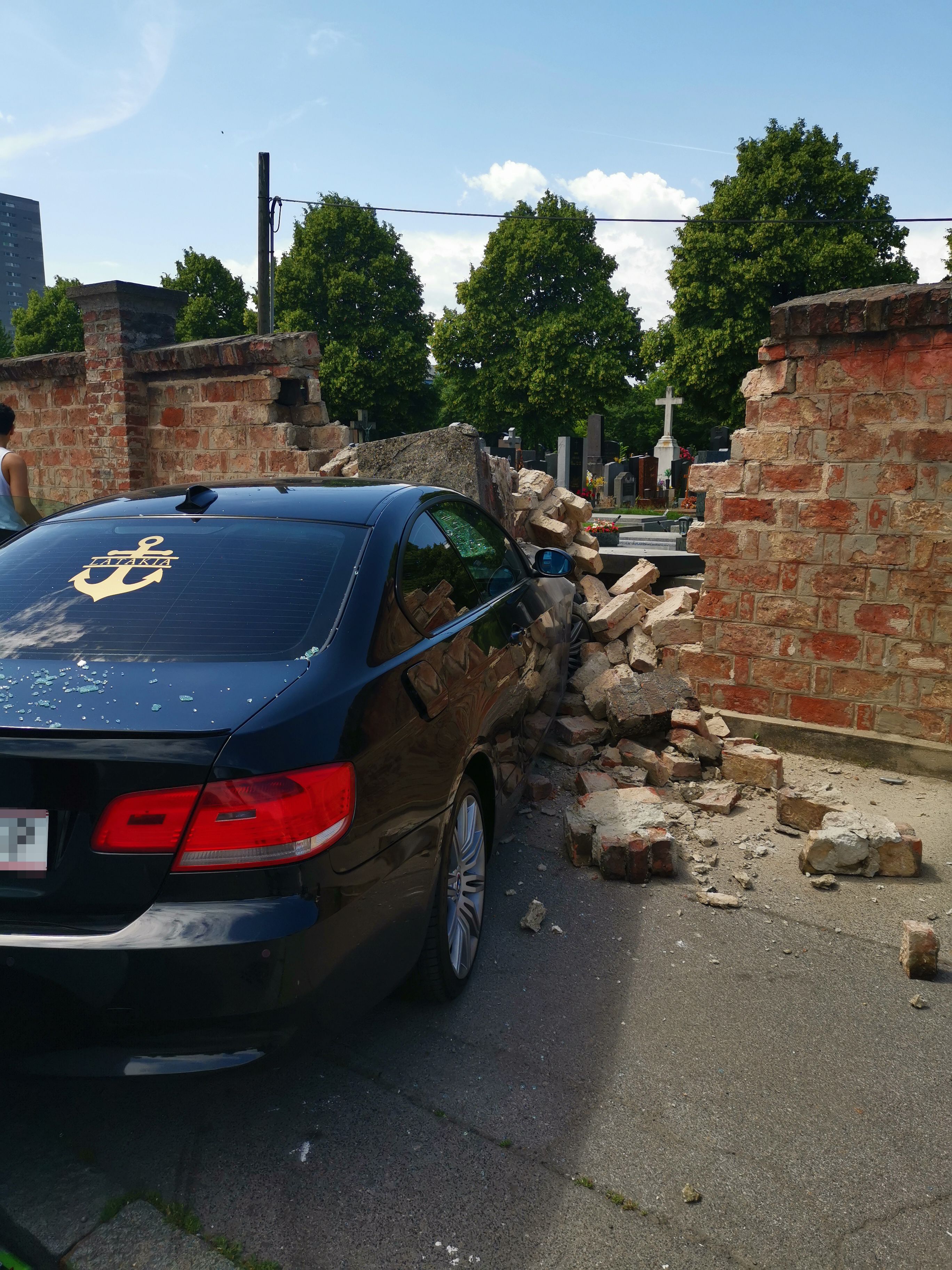 Heute.at - BMW rast durch Friedhofsmauer und landet auf Grabstein