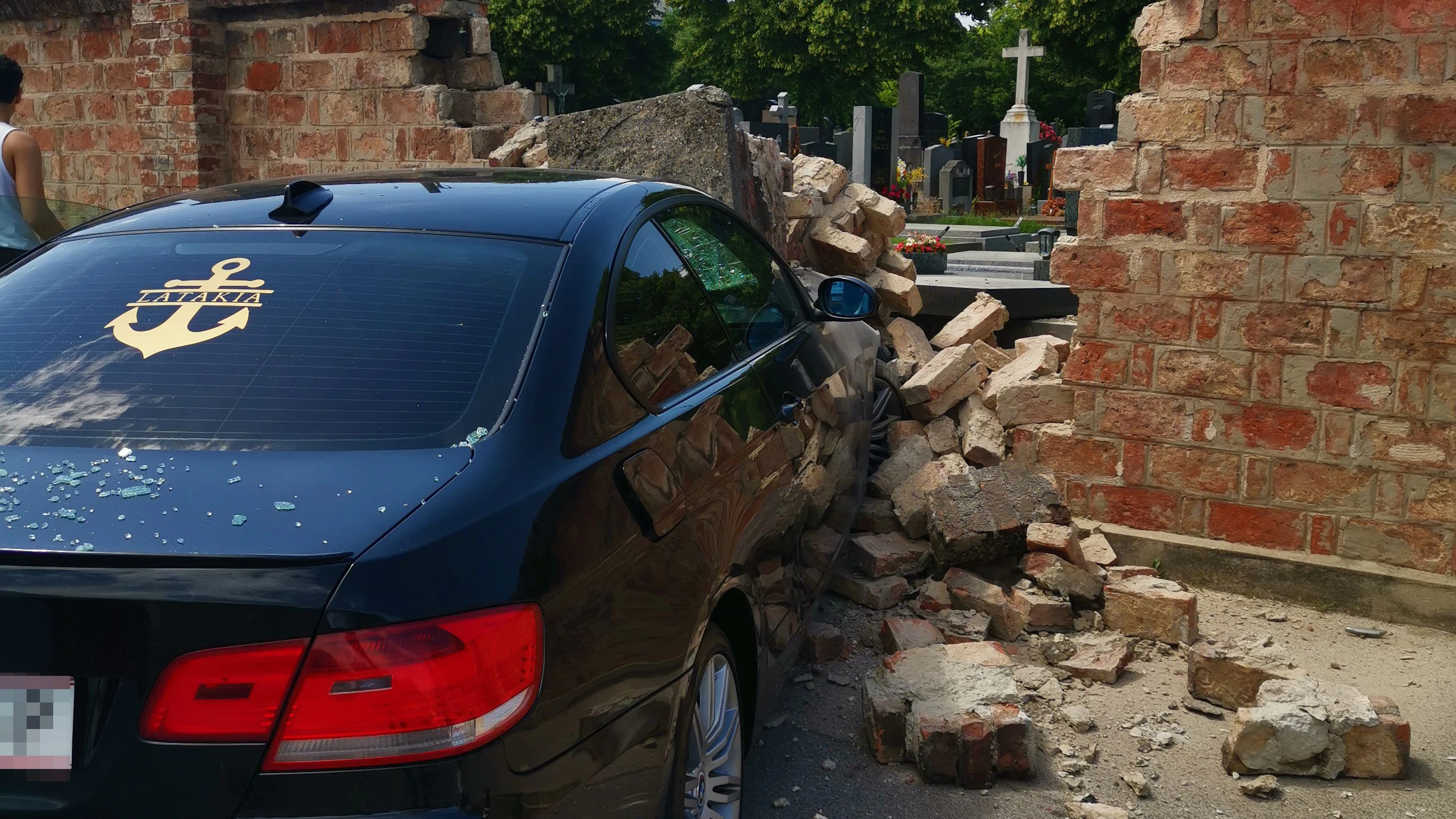 Heute.at - BMW rast durch Friedhofsmauer und landet auf Grabstein