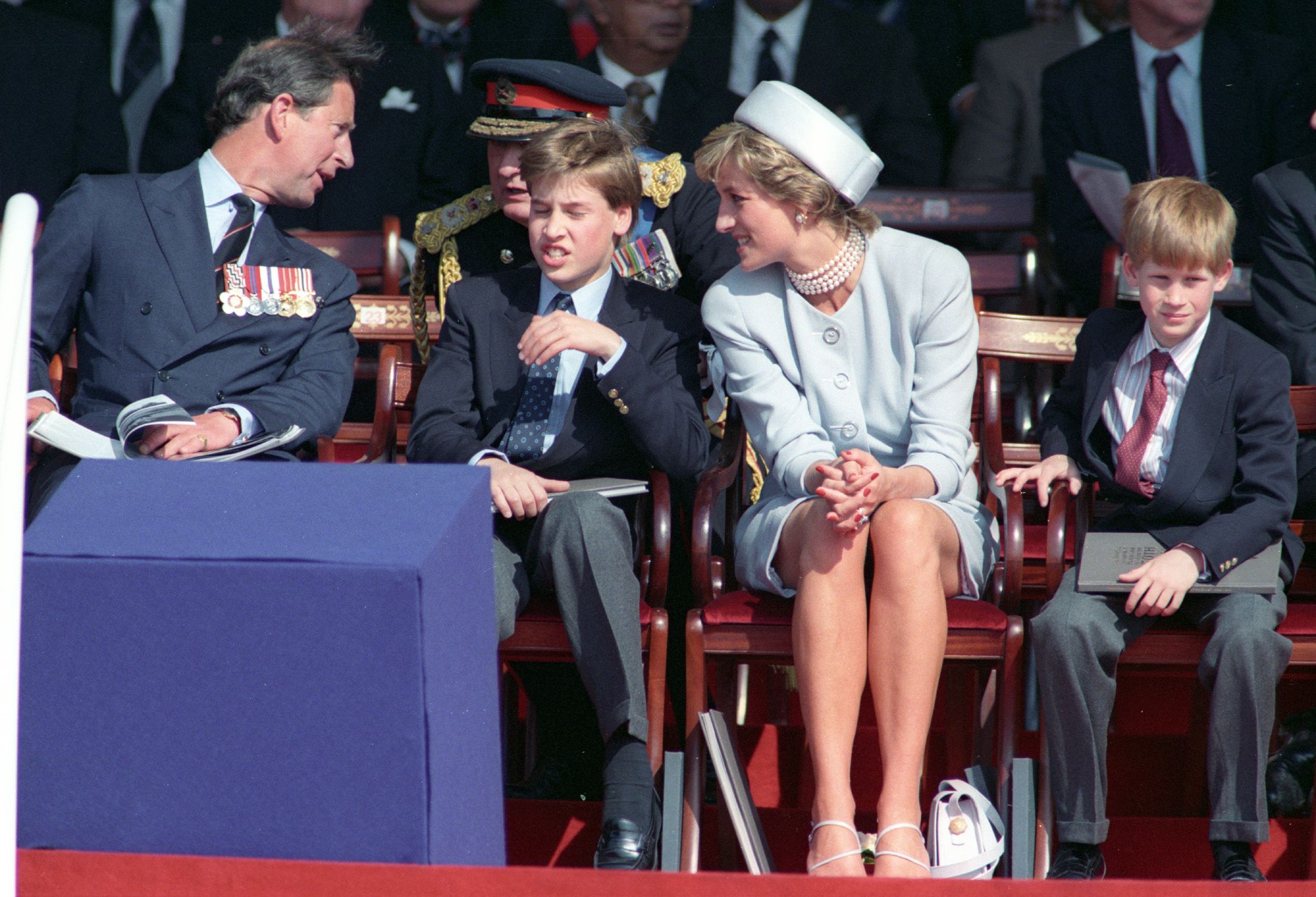 König Charles (damals noch Prinz Charles), Prinz William und Prinzessin Diana am 7. Mai 1995 in London.