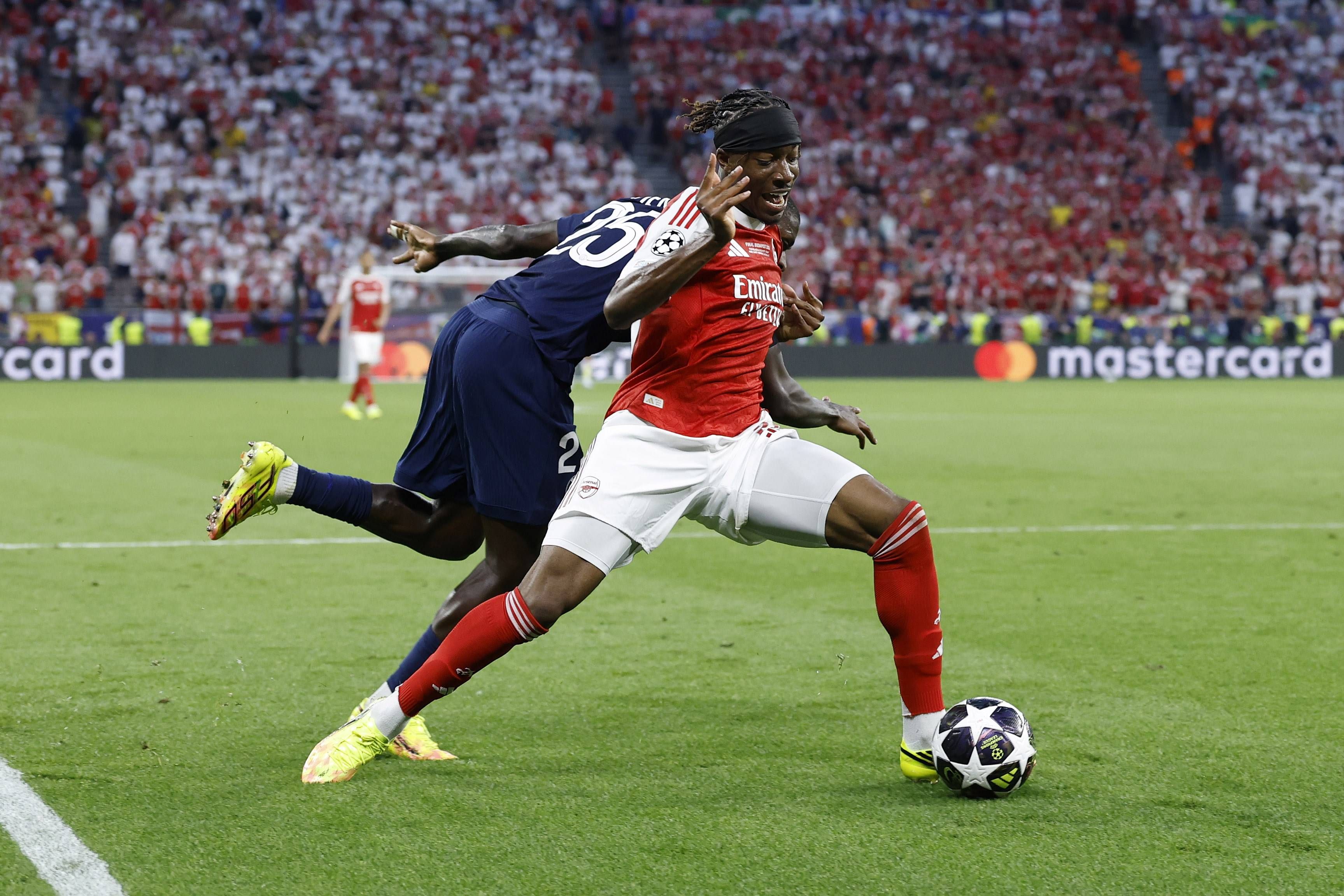 Nuno Mendes (PSG) und Noni Madueke (Arsenal) im Duell. 