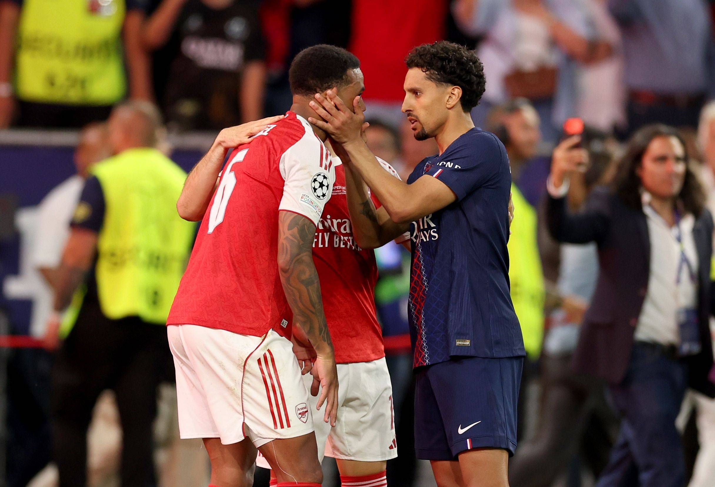 PSG-Kapitän Marquinhos tröstet Arsenal-Fehlschützen Gabriel. 