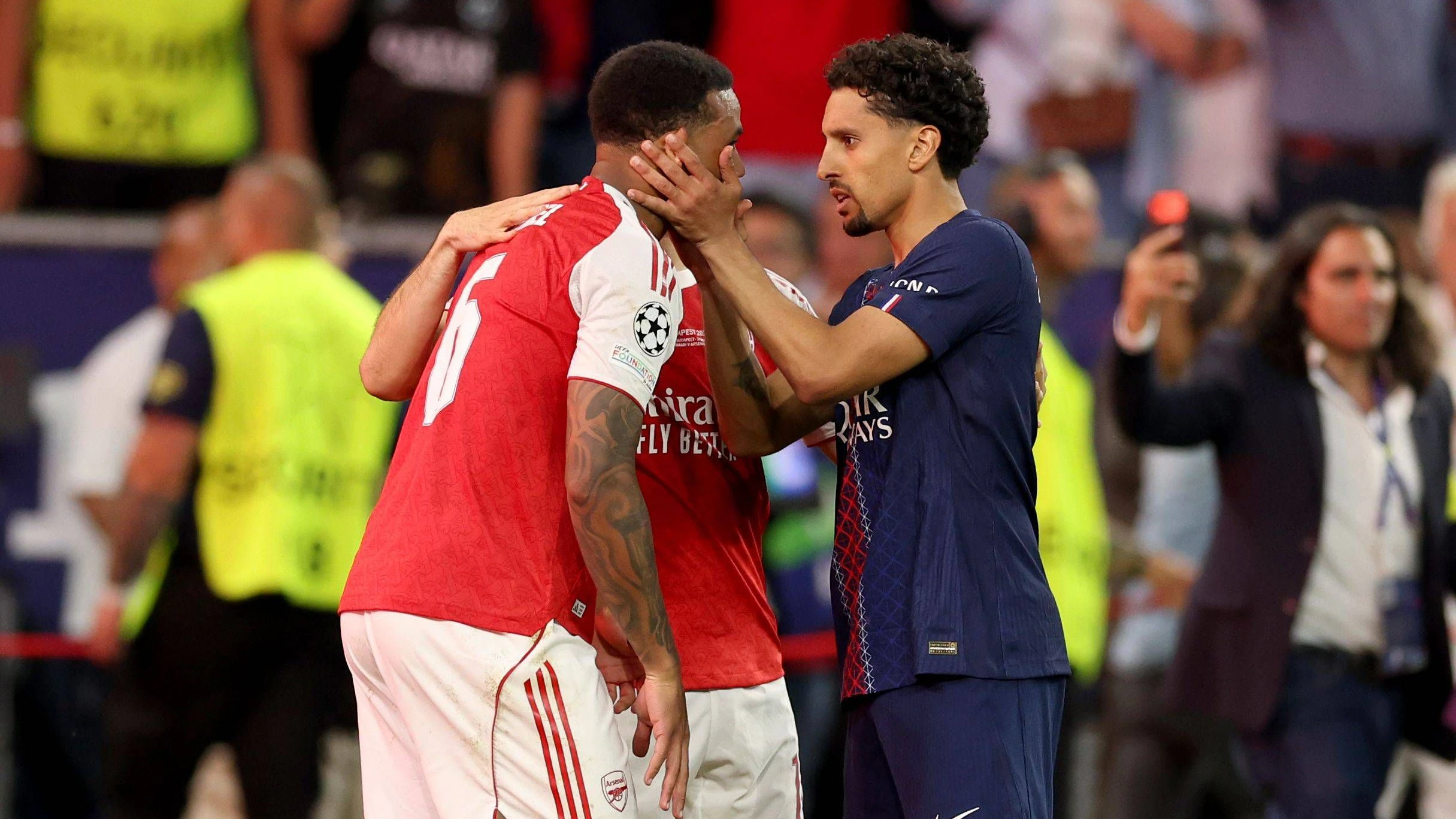PSG-Kapitän Marquinhos tröstet Arsenal-Fehlschützen Gabriel. 
