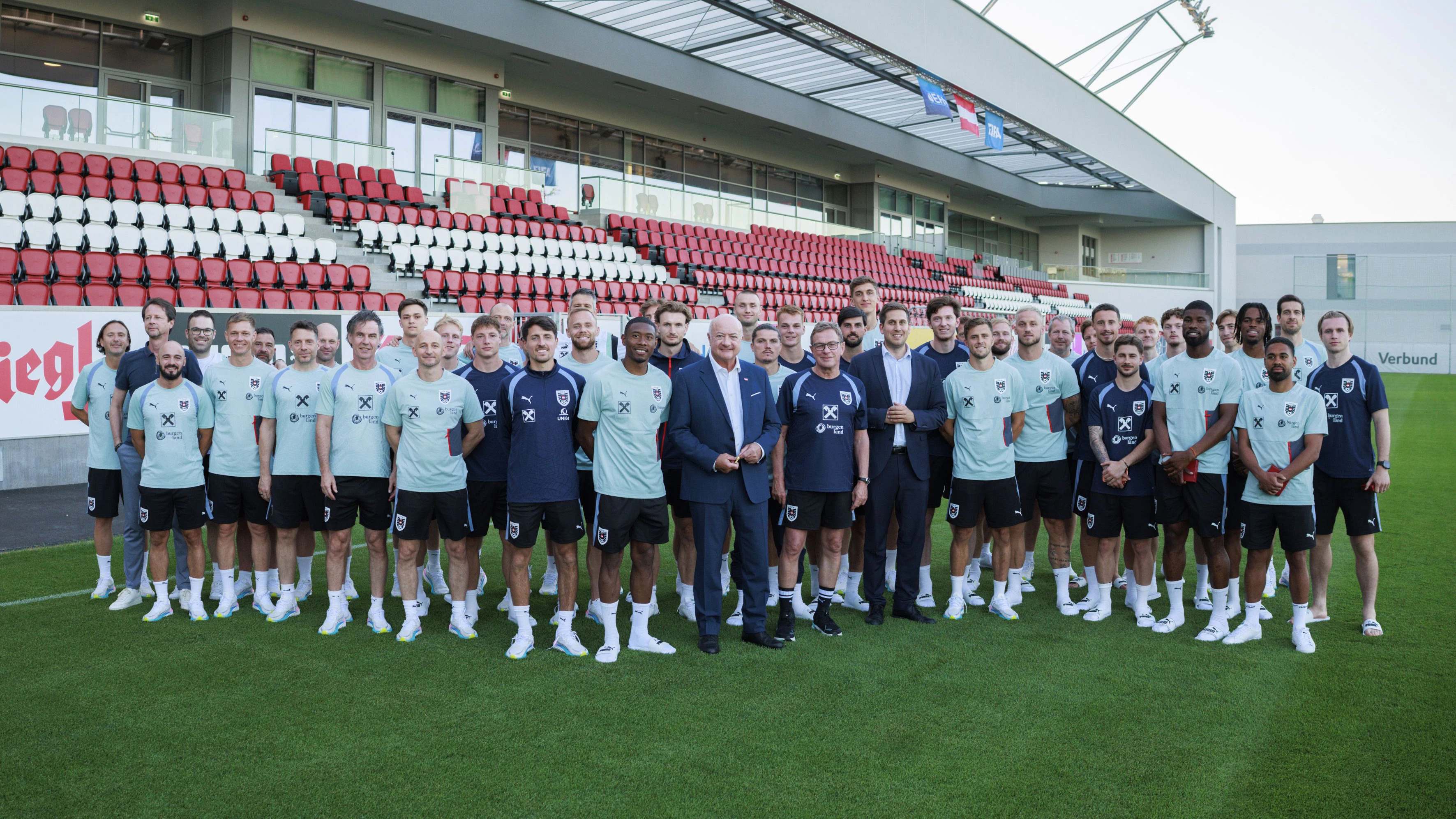 Am Freitag besuchte Bundeskanzler Stocker das Nationalteam am ÖFB-Campus in Wien-Aspern.