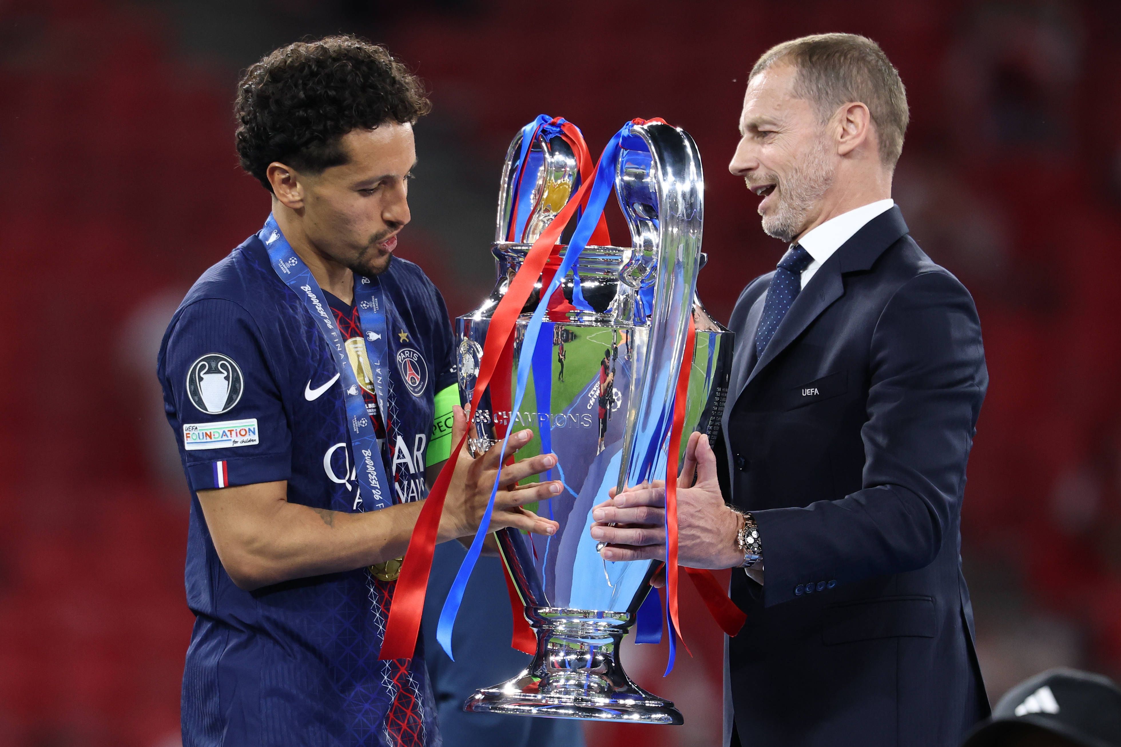 UEFA-Präsident Aleksander Ceferin überreicht PSG-Kapitän Marquinhos die Siegertrophäe. 