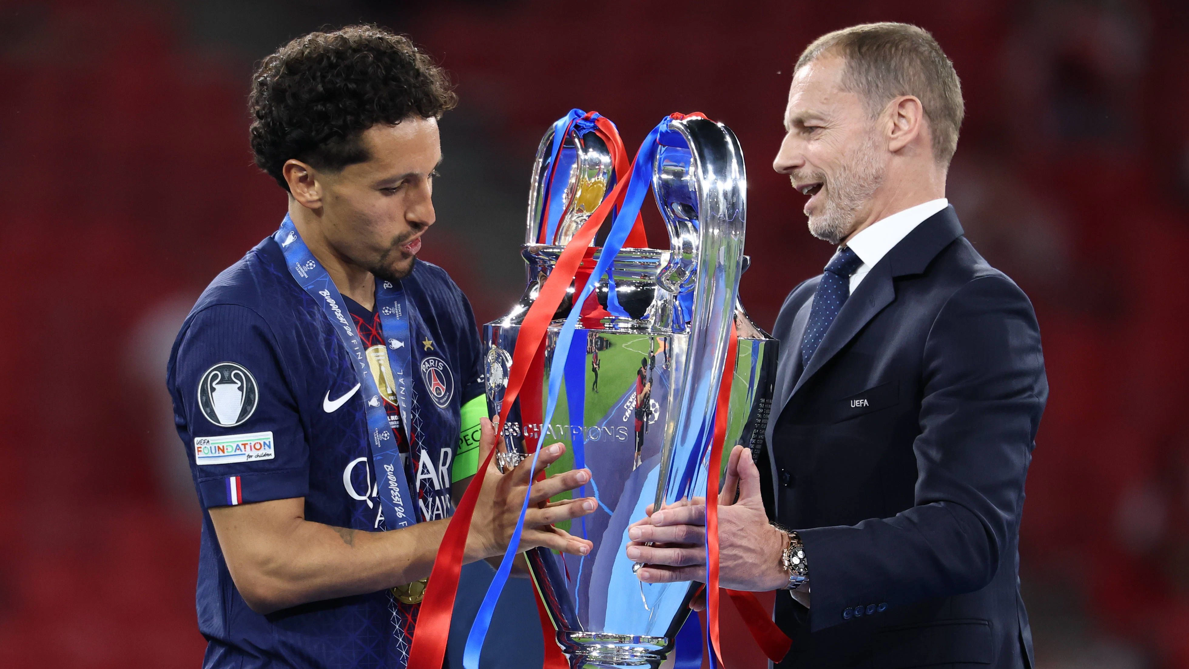 UEFA-Präsident Aleksander Ceferin überreicht PSG-Kapitän Marquinhos die Siegertrophäe. 