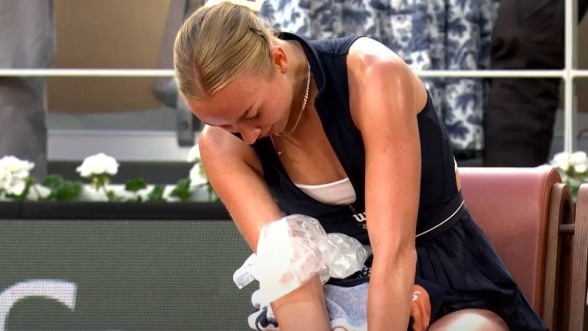 Anastasia Potapova hatte eine Eispackung nach dem Spiel auf ihrem Arm. 