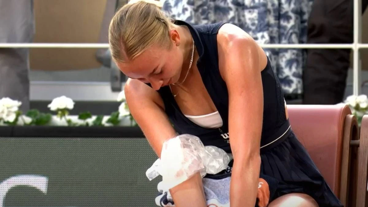 Anastasia Potapova hatte eine Eispackung nach dem Spiel auf ihrem Arm. 
