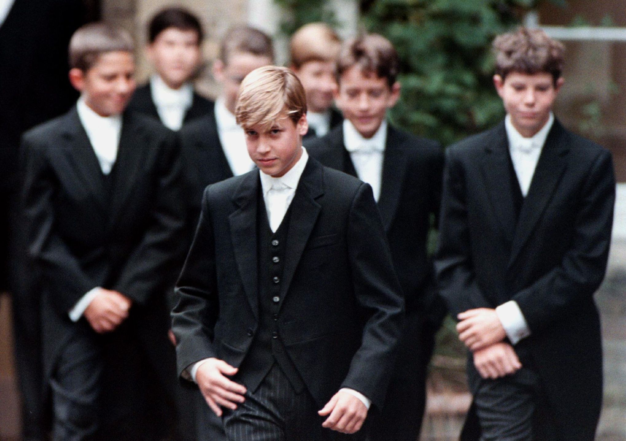 Prinz William an seinem ersten Schultag am weltberühmten Eton College, gefolgt von seinen Mitschülern. 