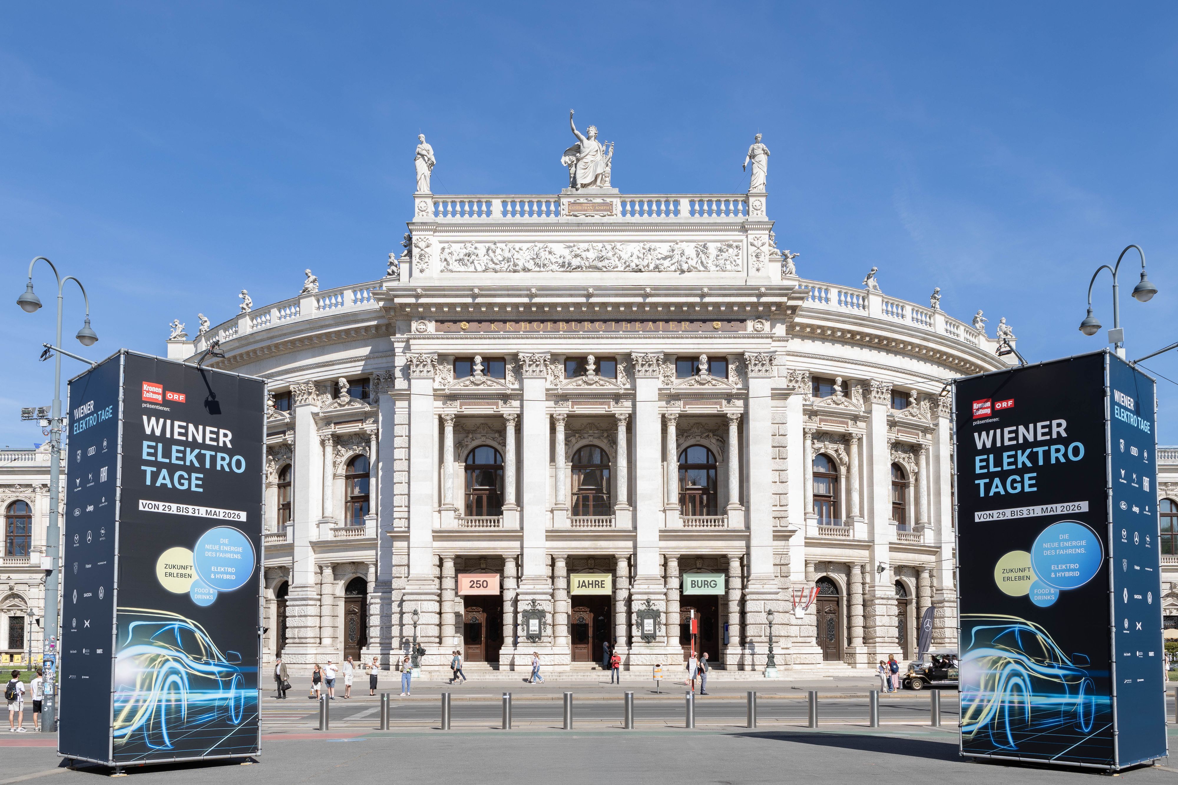 Heute.at - Auto-Catwalk! 10 Österreich-Premieren am Rathausplatz
