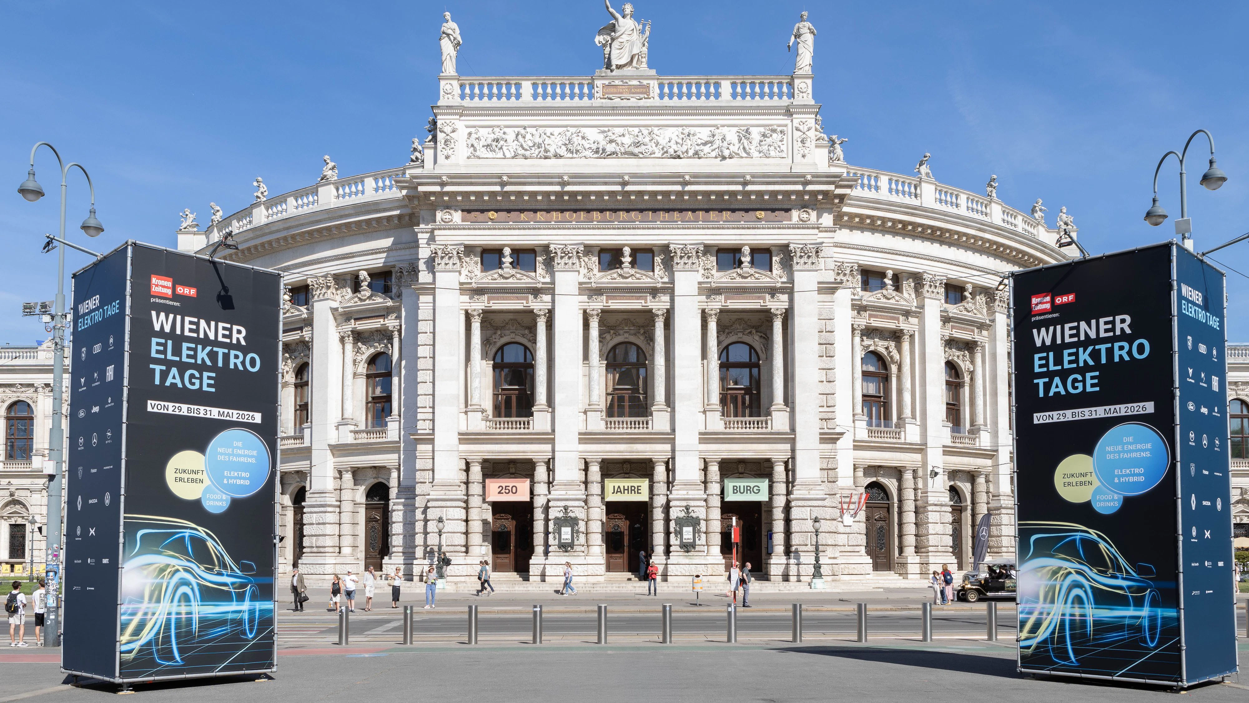 Heute.at - Auto-Catwalk! 10 Österreich-Premieren am Rathausplatz