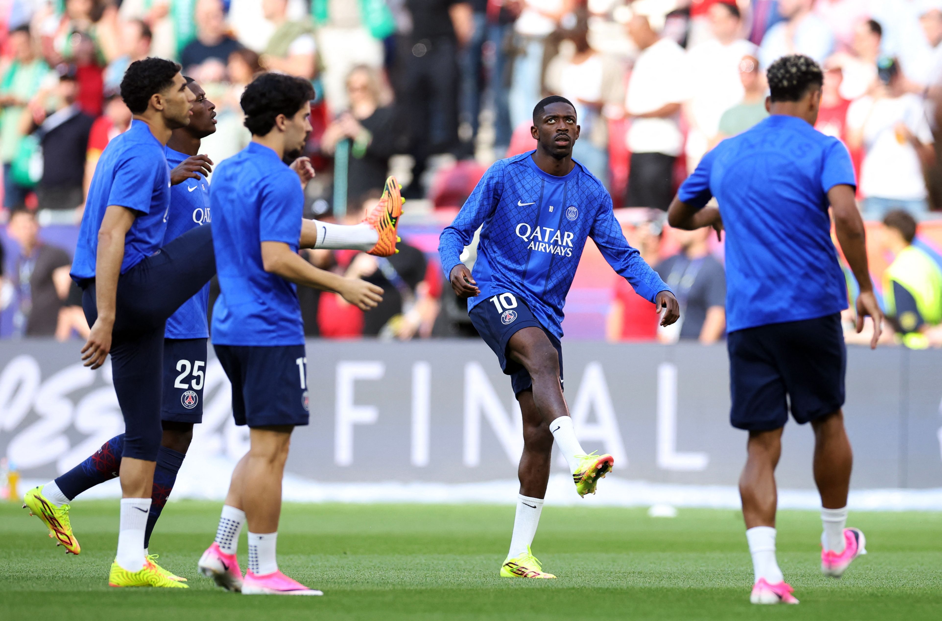 Die Stars von Paris St.-Germain beim Aufwärmen. 