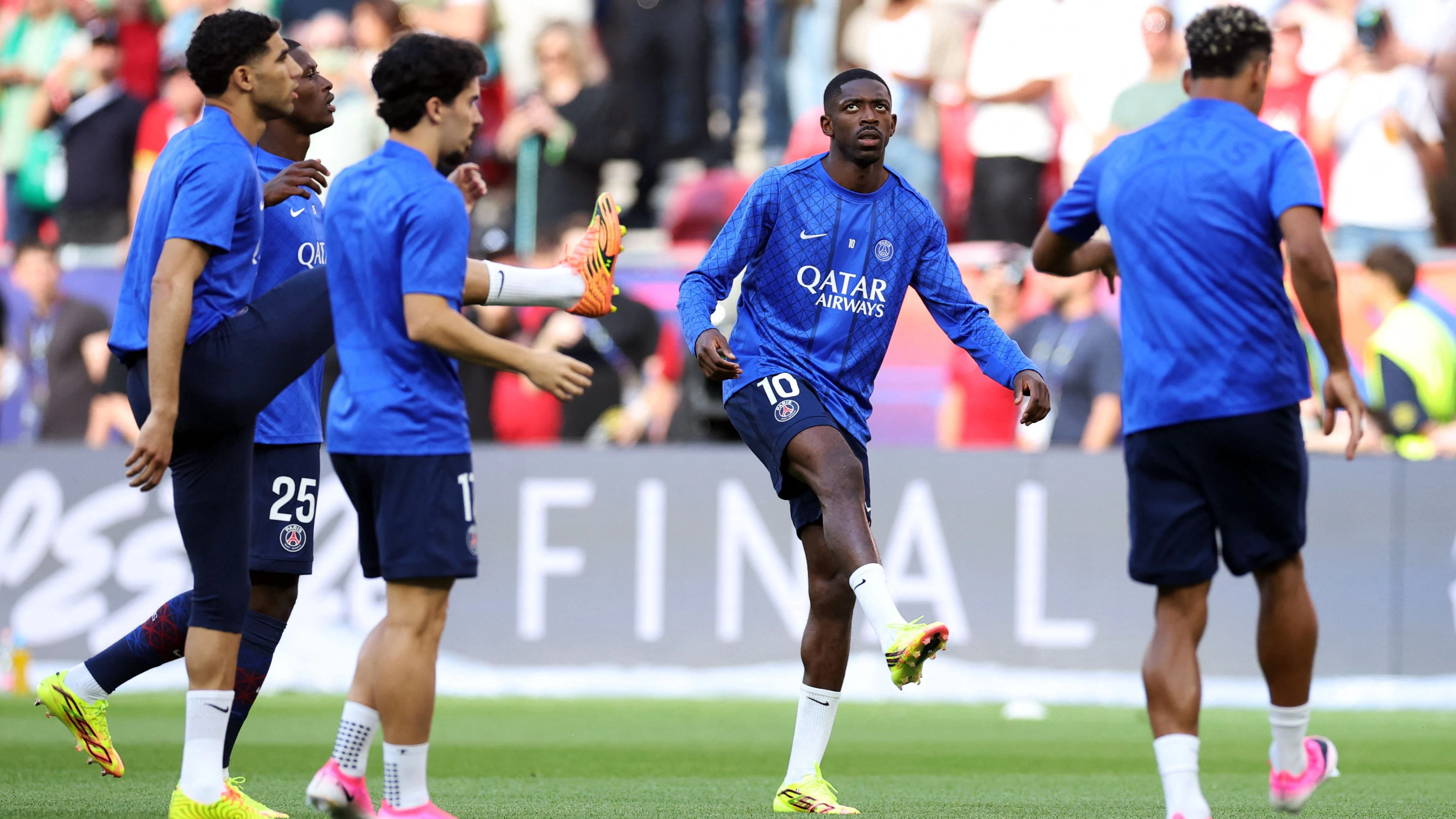 Die Stars von Paris St.-Germain beim Aufwärmen. 