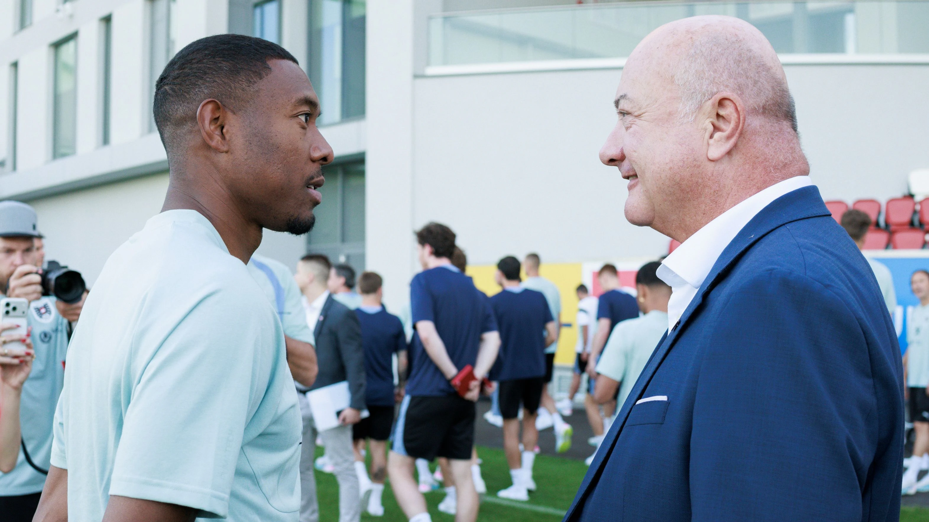 Stocker im Gespräch mit Teamkapitän David Alaba.