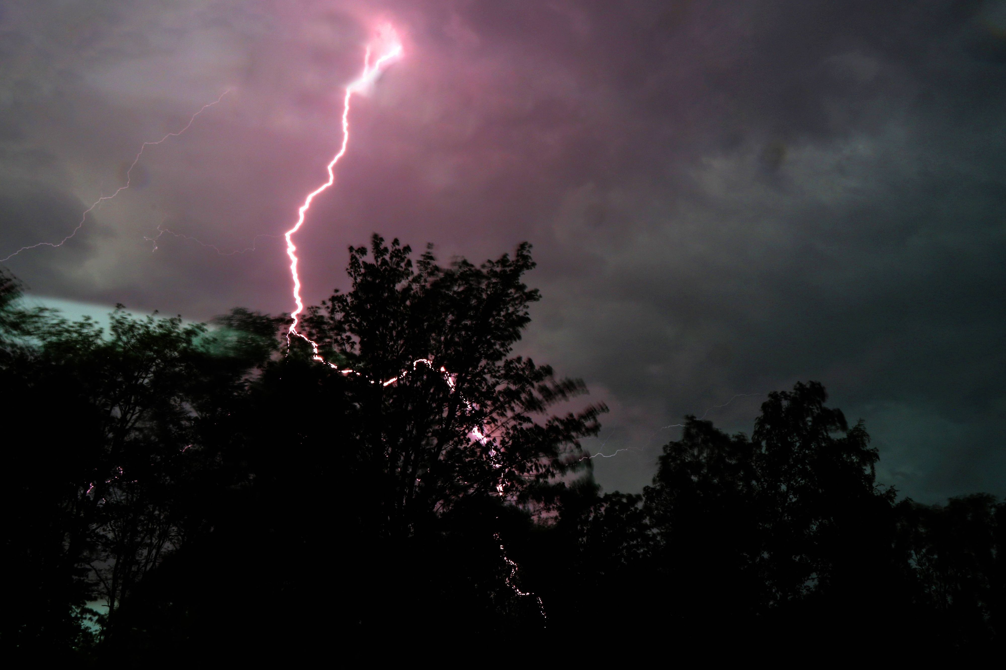 Heute.at - Heftige Gewitter steuern jetzt direkt auf Österreich zu