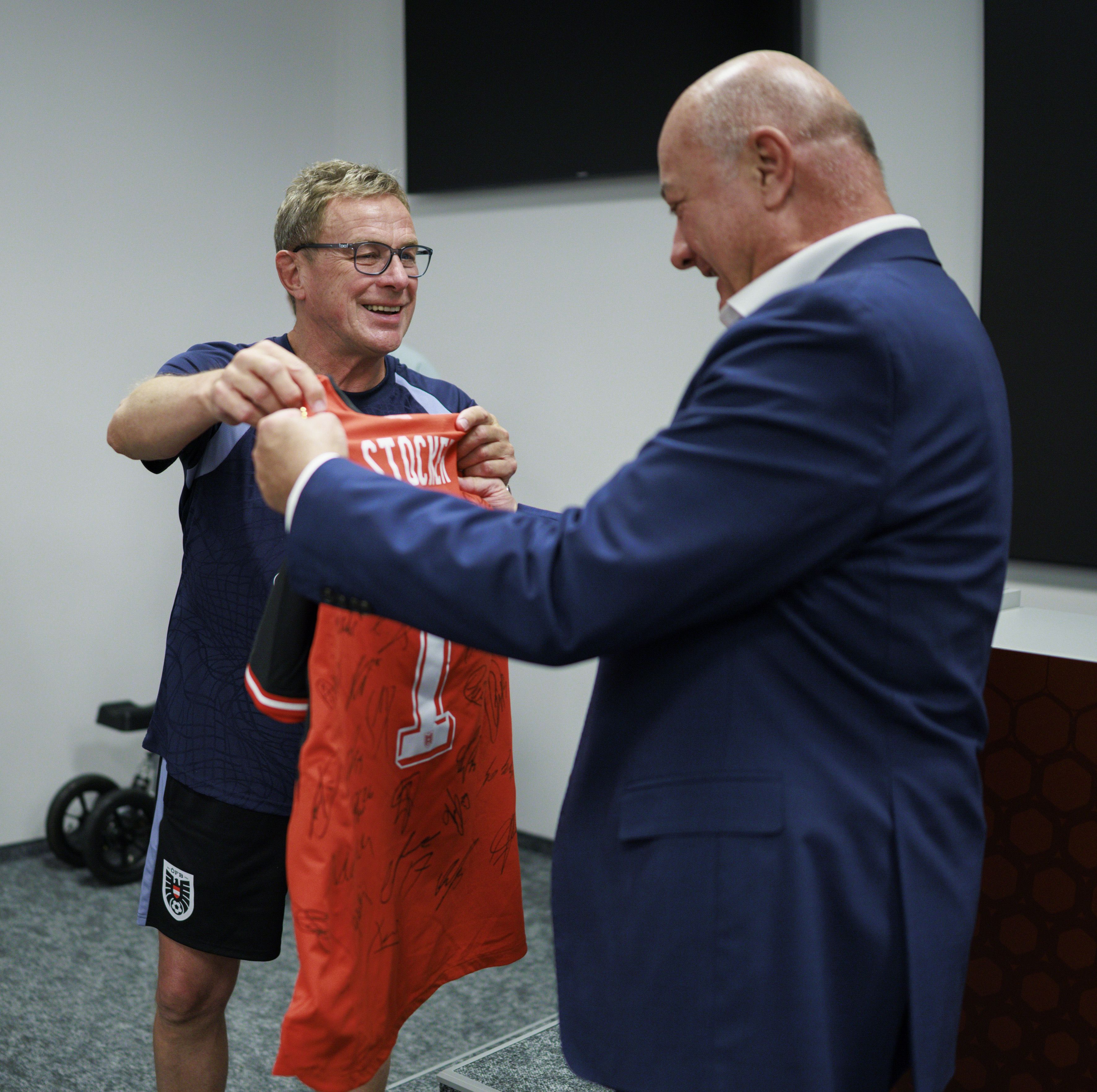 Teamchef Ralf Rangnick überreicht dem Kanzler ein persönliches Österreich-Trikot.