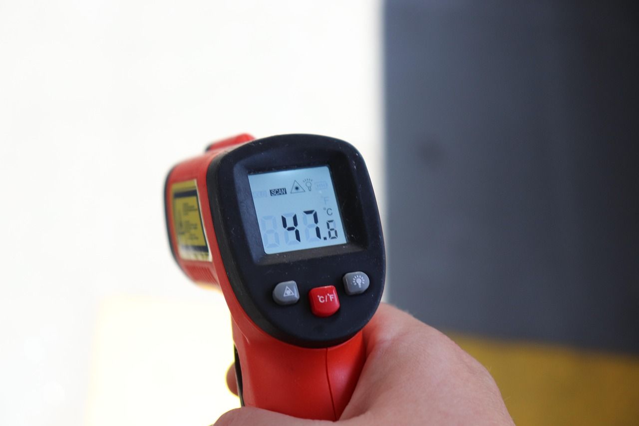 Thermometer zeigt extreme Hitze während der Hitzewelle