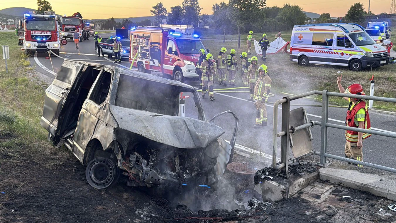 Ersthelfer befreien verletzten Lenker aus brennendem Unfallwrack