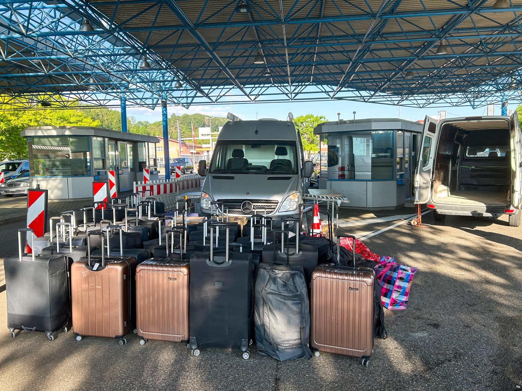 Der Schweizer Zoll prüfte jeden einzelnen der 55 Koffer ganz genau