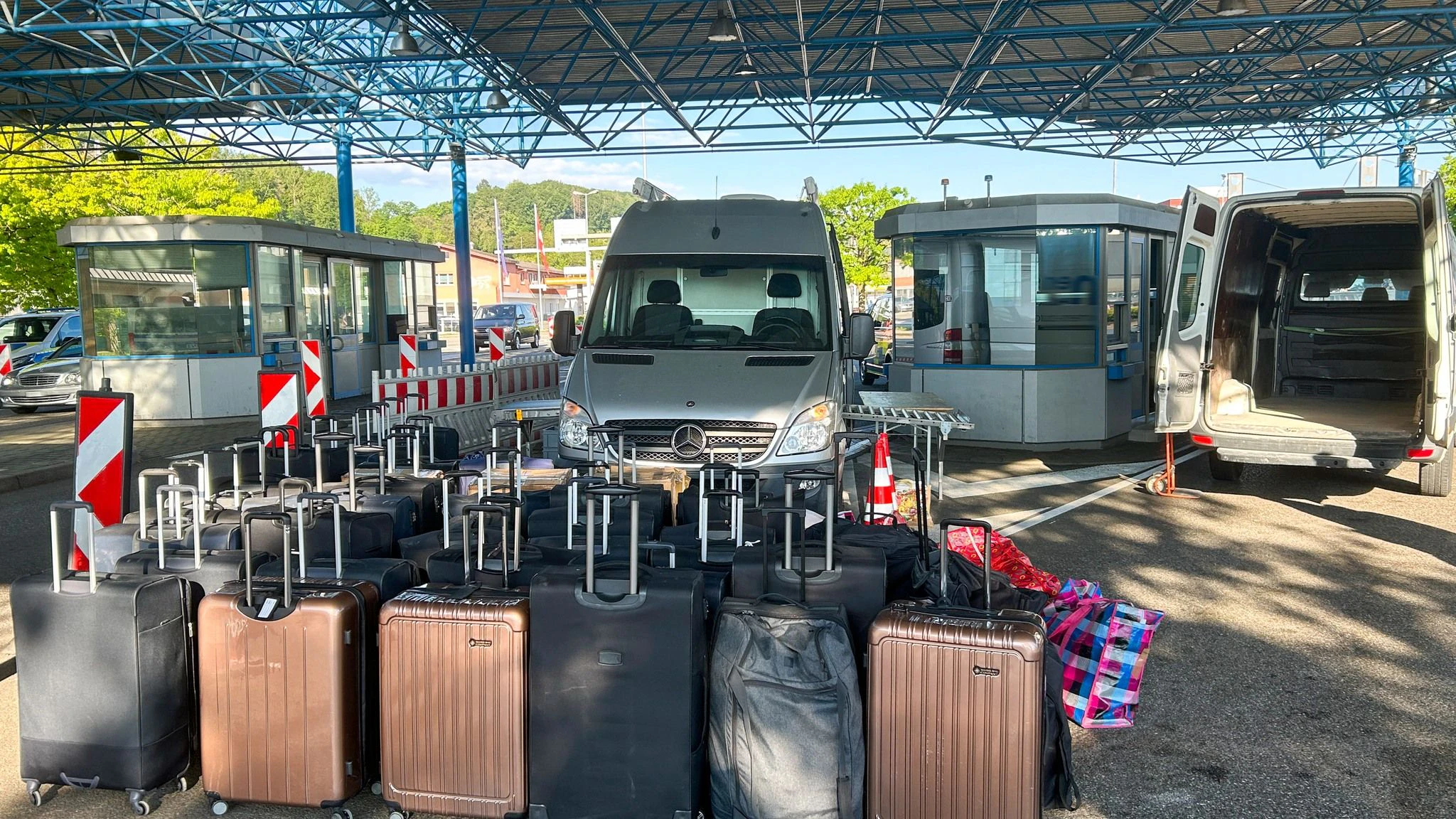 Der Schweizer Zoll prüfte jeden einzelnen der 55 Koffer ganz genau