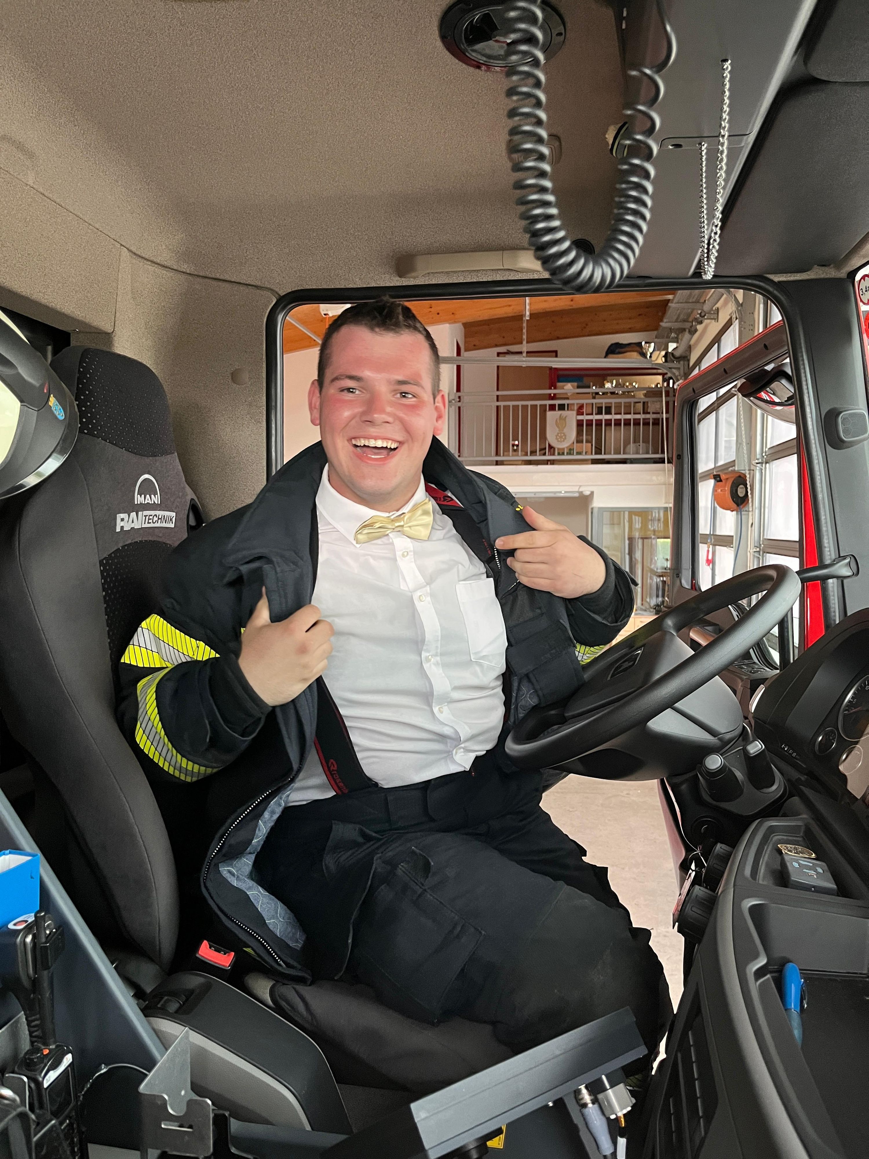 Brautchauffeur Johannes Tüchler übernahm das Steuer vom Feuerwehrfahrzeug