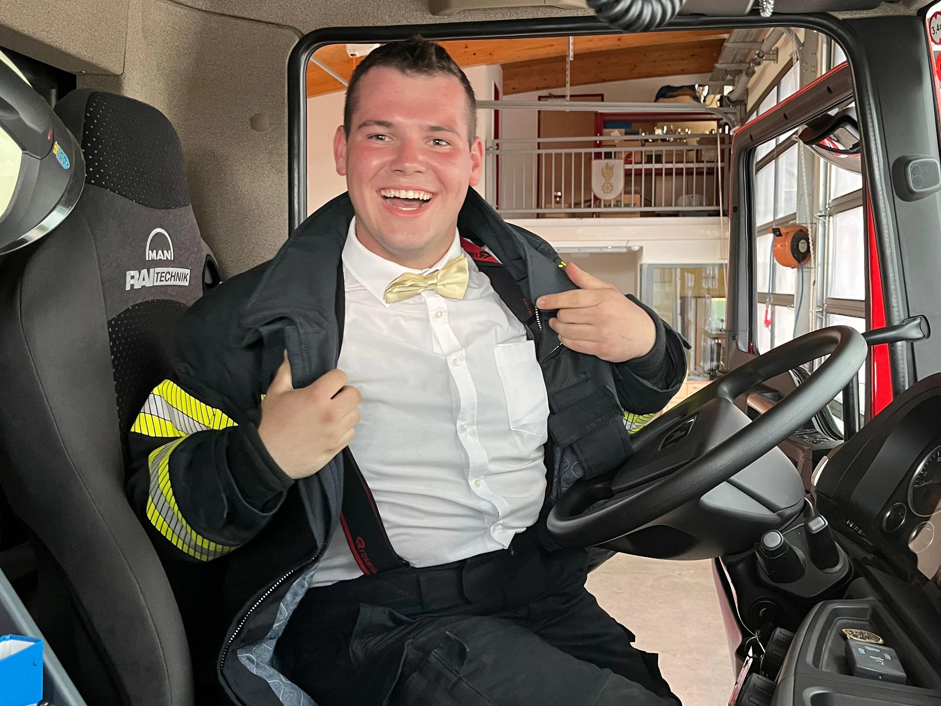 Brautchauffeur Johannes Tüchler übernahm das Steuer vom Feuerwehrfahrzeug
