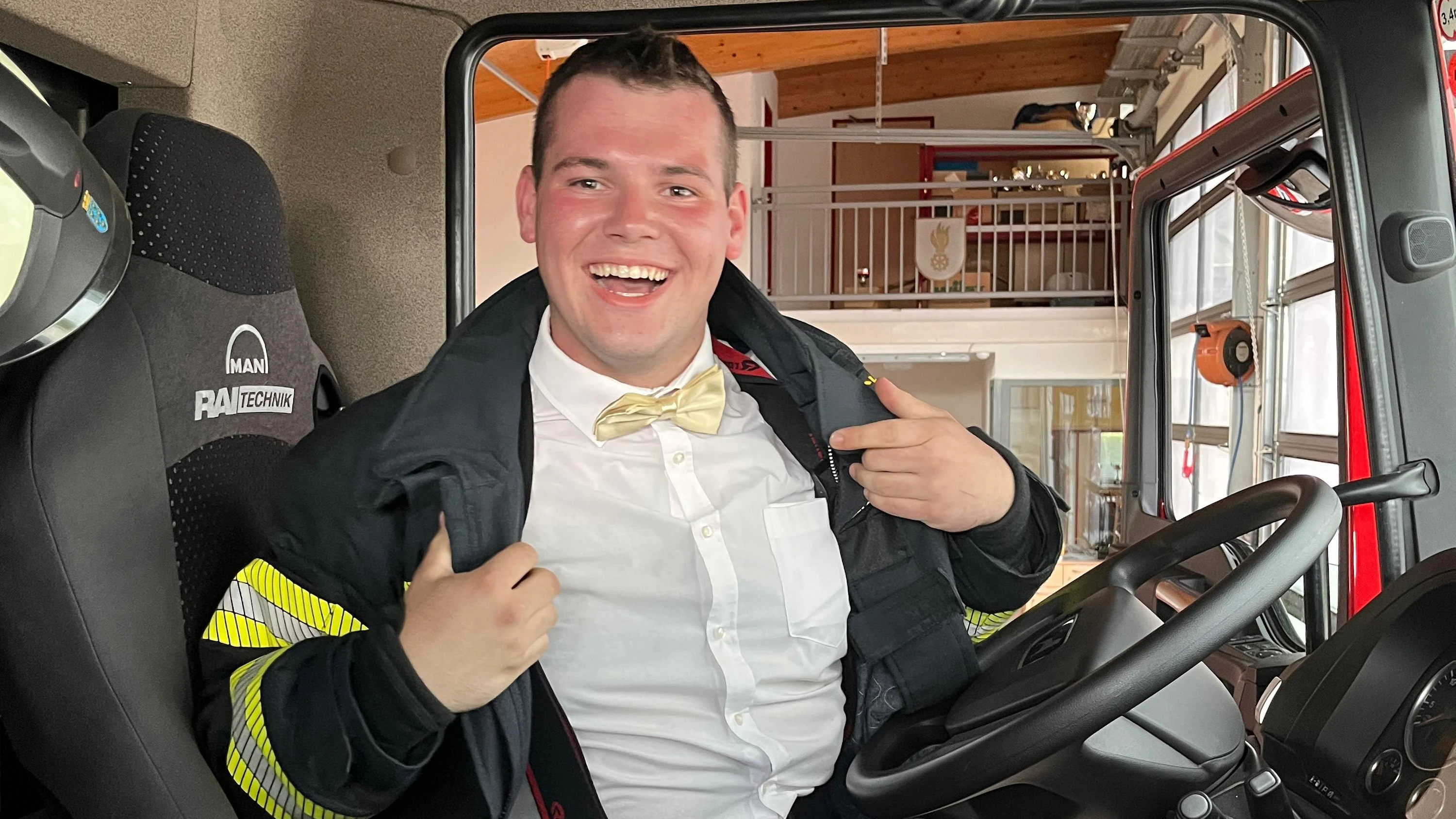 Brautchauffeur Johannes Tüchler übernahm das Steuer vom Feuerwehrfahrzeug