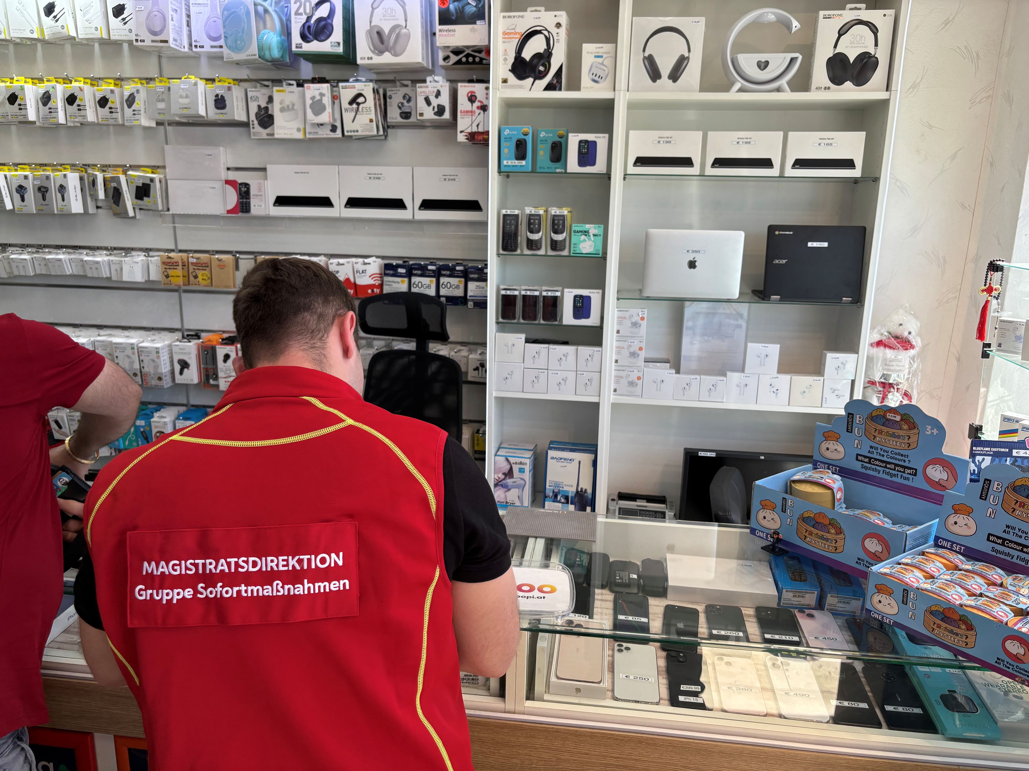Die Gruppe Sofortmaßnahmen beschlagnahmte die illegalen E-Zigaretten. 