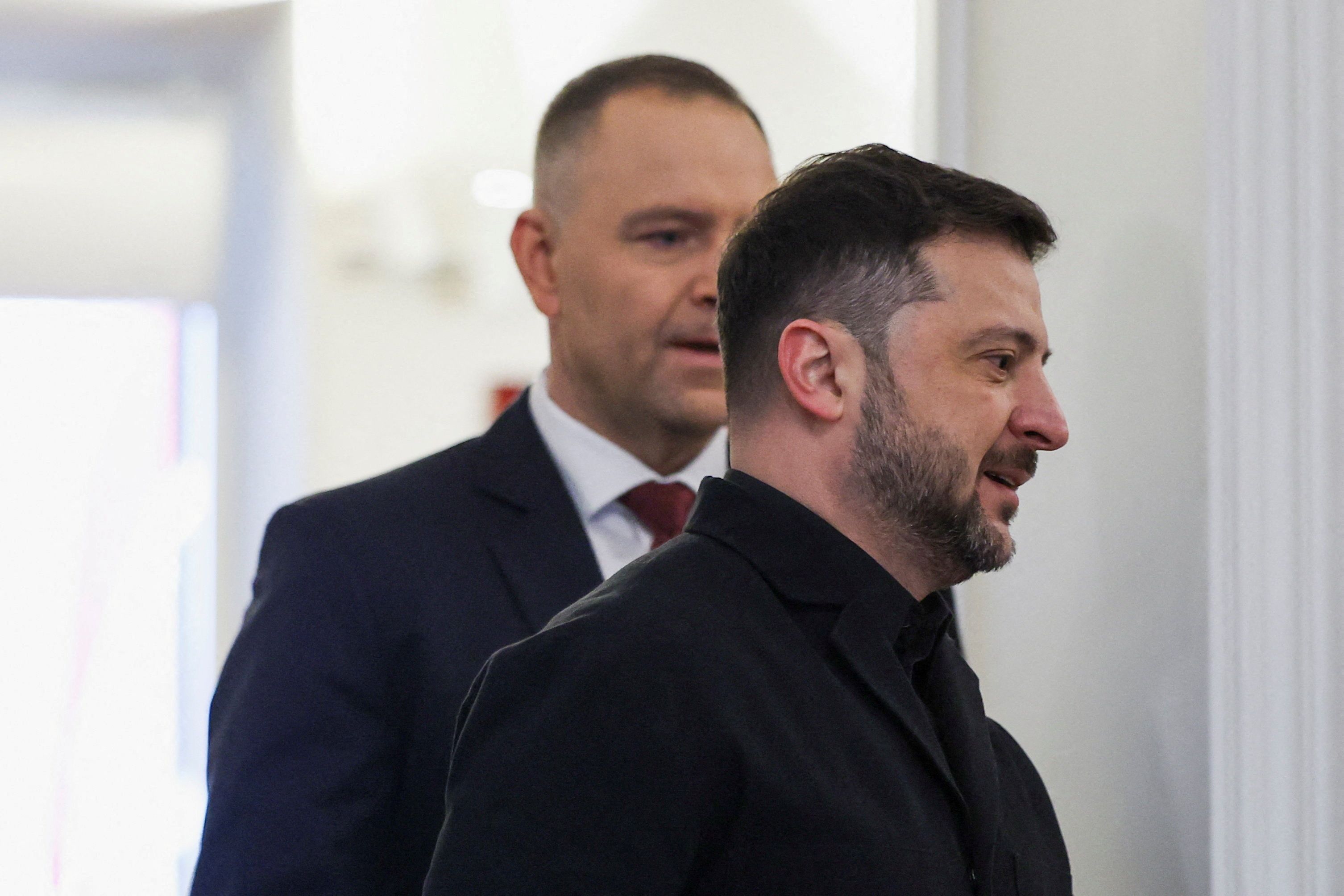 Ein Dekret von Wolodymyr Selenskyj sorgt für Ärger in Polen. Präsident Nawrocki (im Hintergrund) möchte ihm nun einen Orden entziehen.