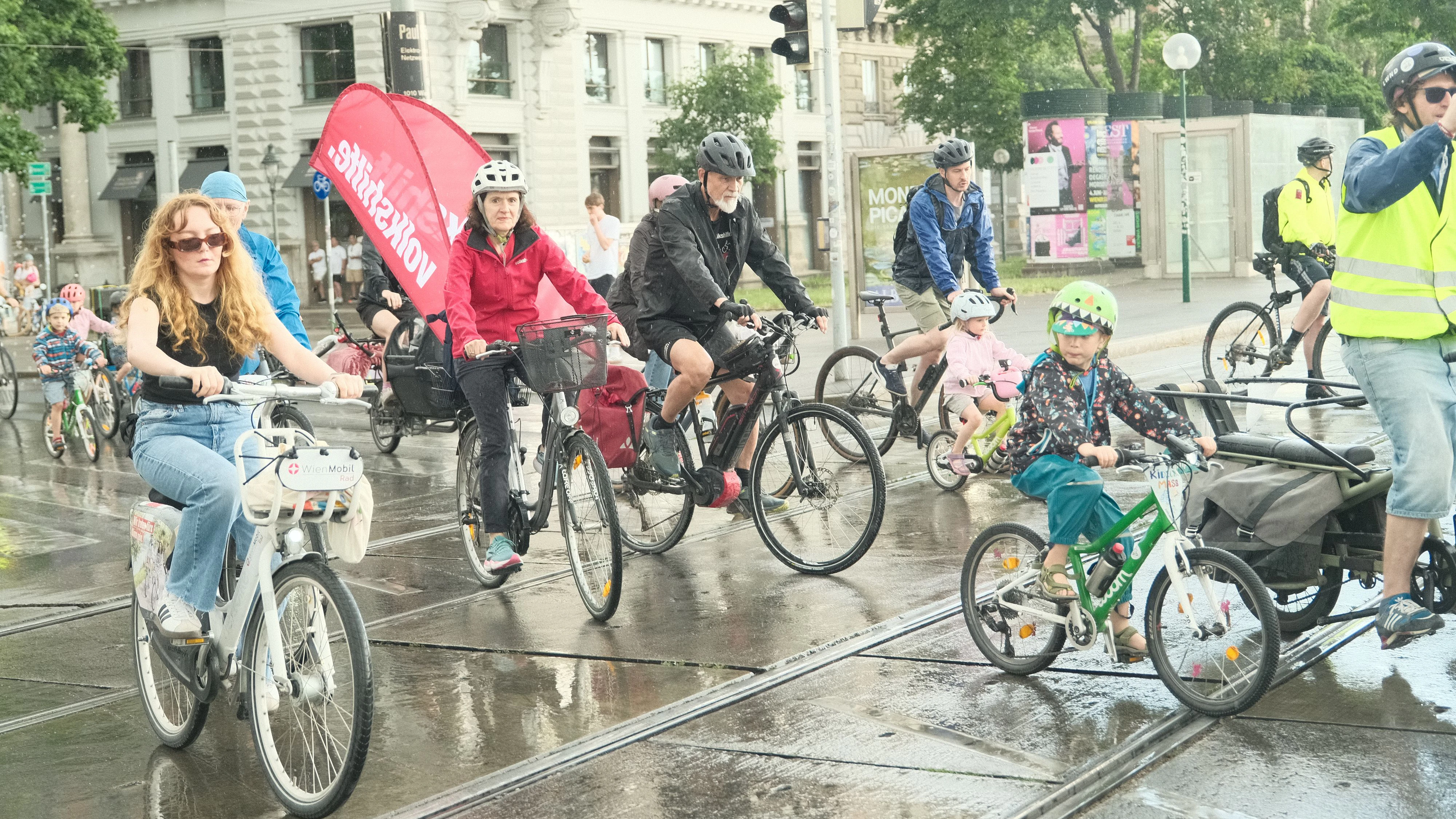 Gemeinsam mit hunderten Kindern, Familien und Unterstützern setzte die Volkshilfe bei der Kidical Mass am Samstag in Wien ein sichtbares Zeichen gegen Kinderarmut. Die Aktion ist Teil der "Tour de Chance", mit der die Volkshilfe bereits zum fünften Mal auf die Situation armutsbetroffener Kinder aufmerksam macht. Auch Erich Fenninger, Direktor der Volkshilfe Österreich, trat in die Pedale.