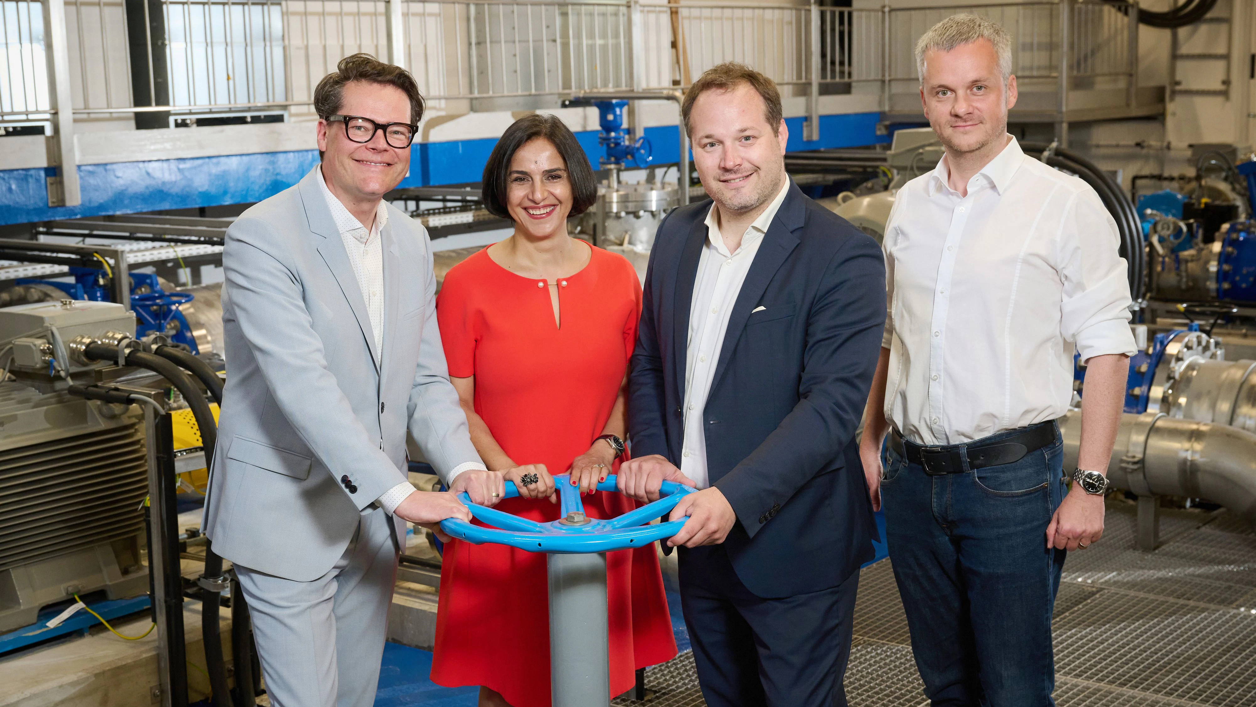 v.l.: Klimastadtrat Jürgen Czernohorszky, Bezirksvorsteher-Stellvertreterin Mahboobeh Bayat, Bezirksvorsteher Daniel Resch und Wiener Wasser Chef Paul Hellmeier bei der symbolischen Inbetriebnahme des Trinkwasserkraftwerks. 