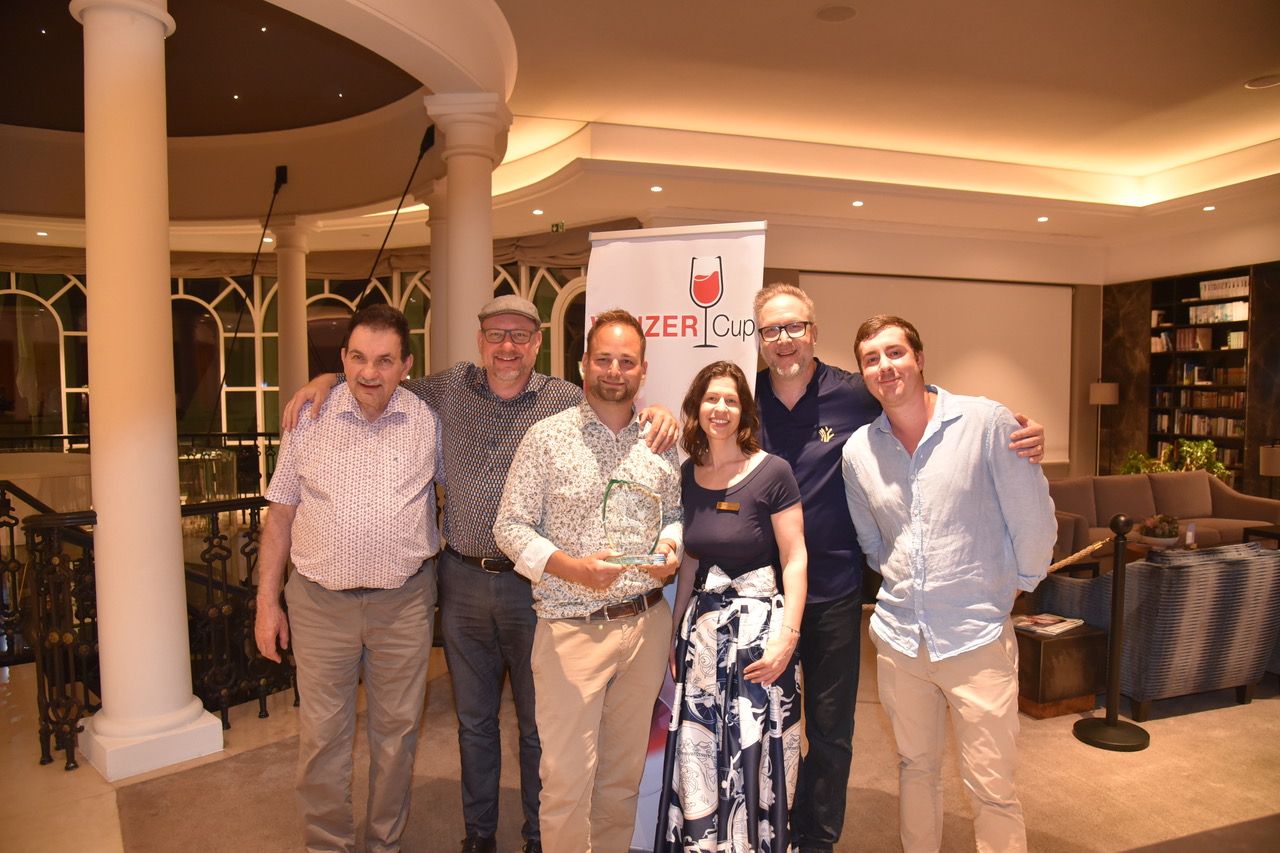 Winzer Josef Piriwe, Veranstalter Thomas Lenger von Genuss & Reisen, Winzercup-Sieger Andreas Artner, Jeniffer Berger und Oliver Hoffinger vom Fontana und Gabriel Grassl vom Weingut Nepomukhof.