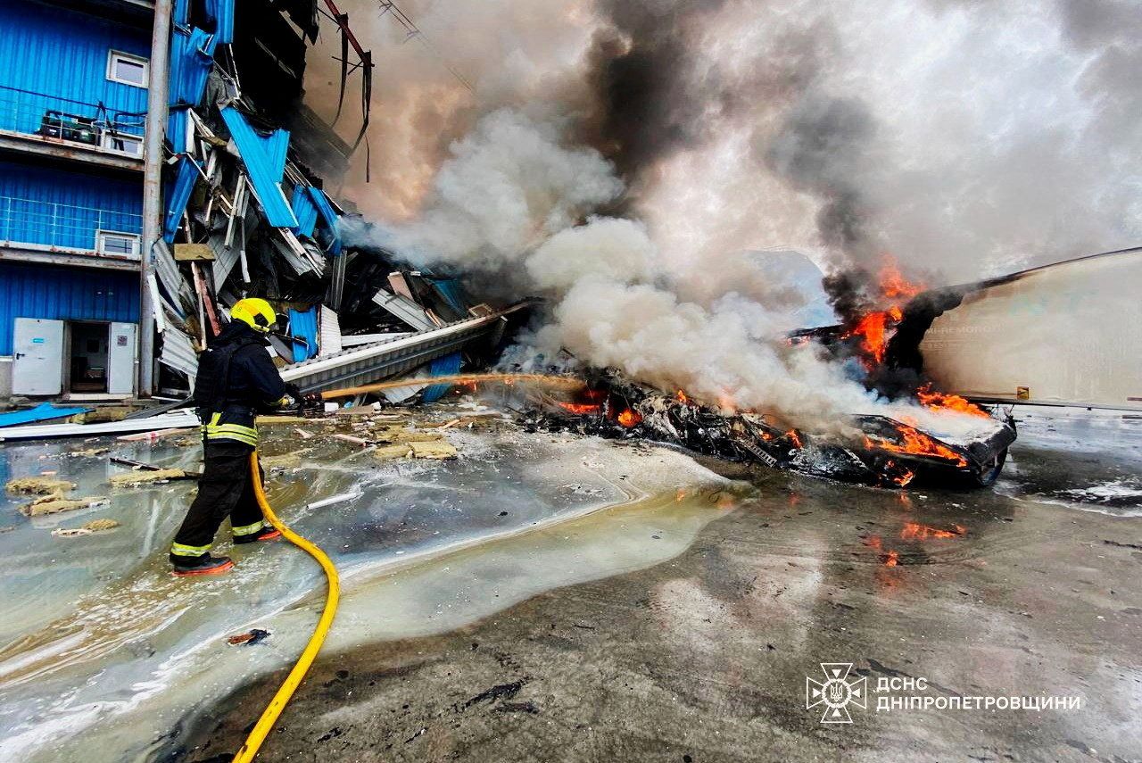 Russland und die Ukraine lancierten zuletzt vermehrt Angriffe. Im Bild: Ein Feuer infolge eines Raketenangriffs in Dnipro (Ukraine).