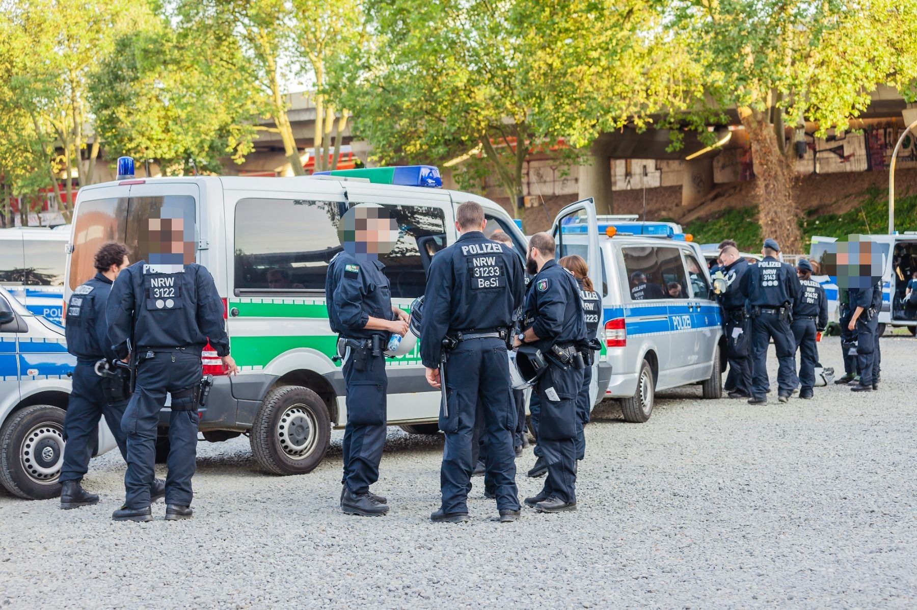Heute.at - Schüsse aus Auto, Explosion in Bar – Eskalation in Köln