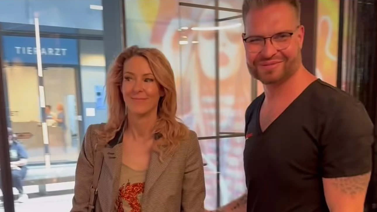 Simone Lugner in der Ordination von Sabine Apfolterer - hier mit Ben, einem Mitarbeiter, der mittlerweile ein guter Freund von Simone geworden ist. 