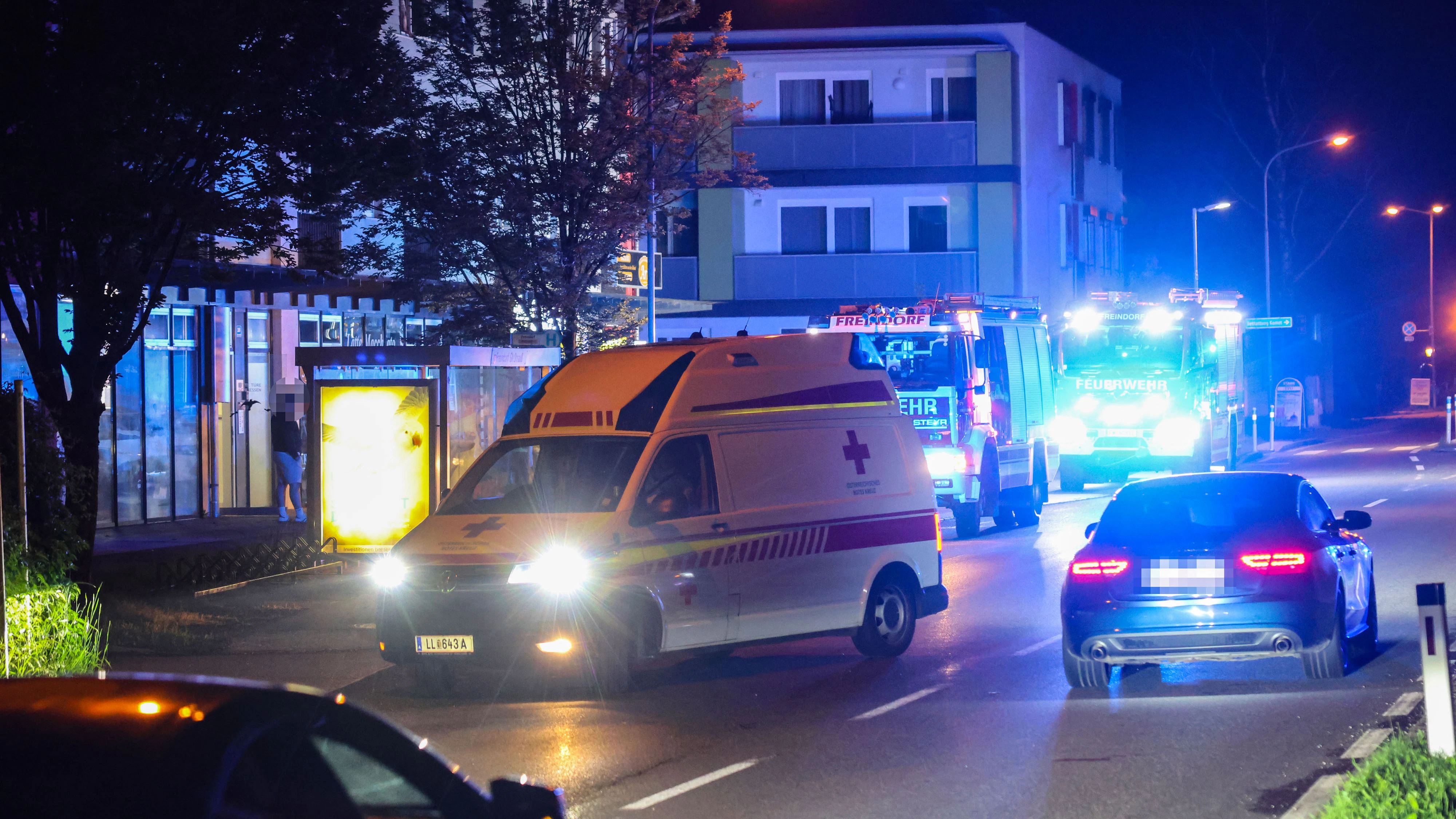 Blaulicht-Einsatz in Ansfelden: Ein gemeldetes Feuer stellte sich letztlich als Wasserschaden heraus. Verletzt wurde zum Glück niemand. 
