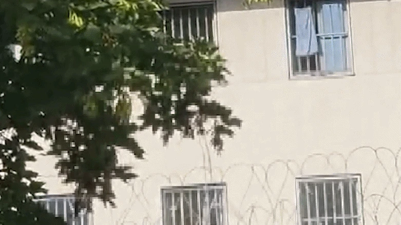 Video! Häftlinge schicken sich mit Bettlaken Sachen