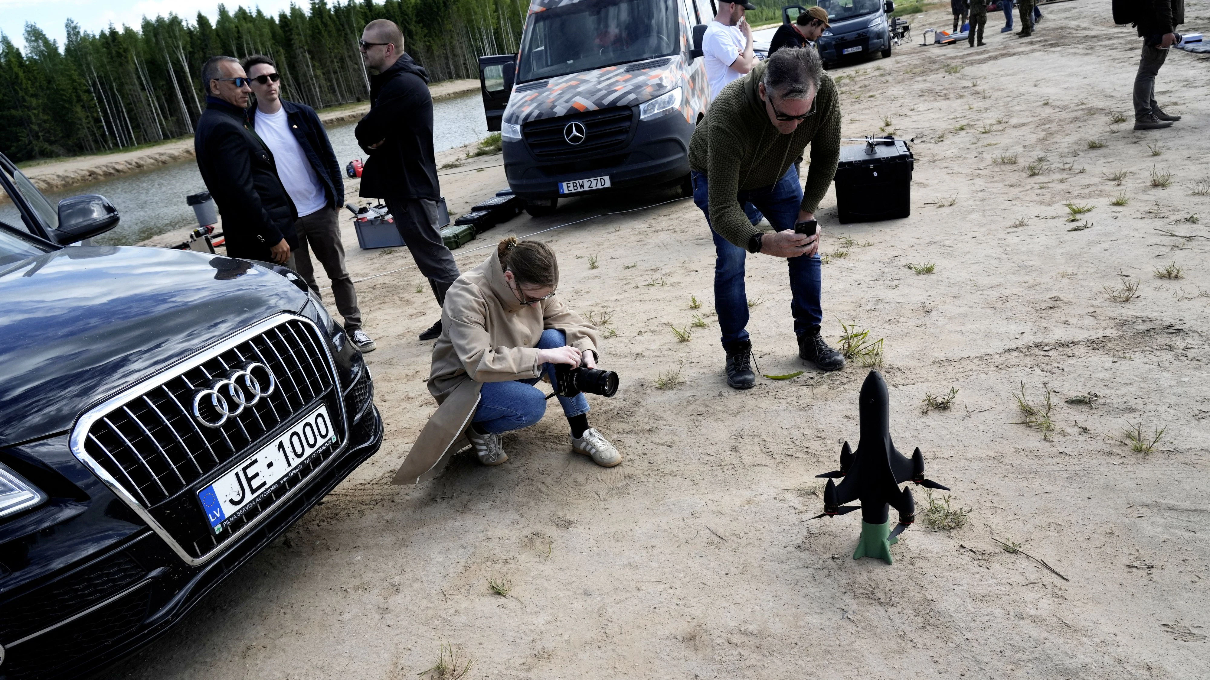 Reporter fotografieren die Abfangdrohne Raven X4 des Unternehmens RDC Systems während einer Vorführung der NATO Innovation Range in Lettland