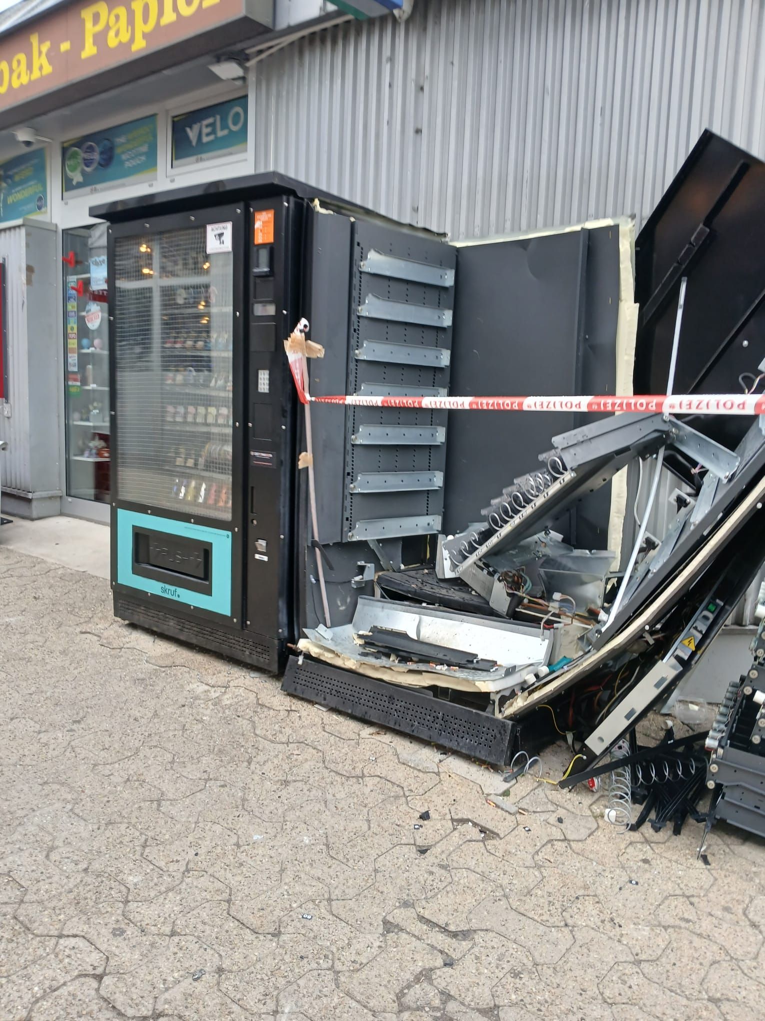 Laut Zeugen sollen zwei bislang unbekannte Täter den Automaten mittels Pyrotechnik gesprengt haben.