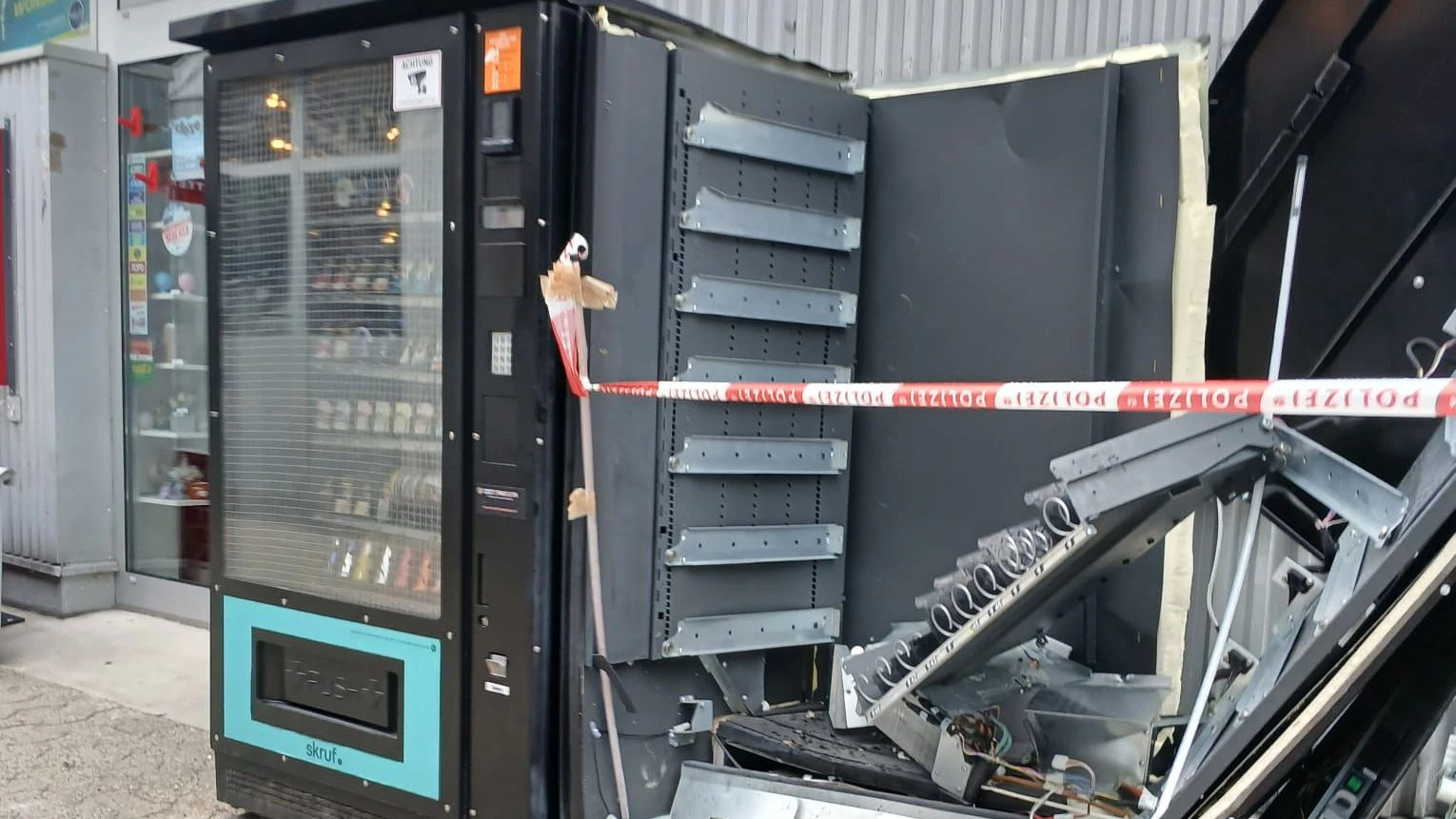 den Vorfall können wir bestätigen. Laut Zeugen sollen zwei bislang unbekannte Täter den Automaten mittels Pyrotechnik gesprengt und anschließend Zigaretten aus dem Automaten gestohlen haben.Die Ermittlungen sind im Gange.