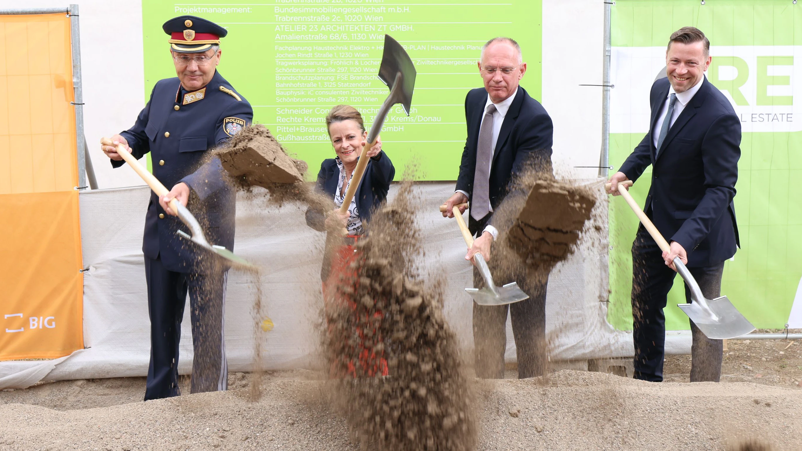 "Das Sicherheitszentrum wird unter modernsten Bedingungen zur Sicherheit in Favoriten und Wien beitragen", so Innenminister Karner (2.v.r.) beim Spatenstich mit Wiens Polizei-Vizepräsident Eigner, ARE-Chefin Dornaus und Gemeinderat Schober (v.l.)