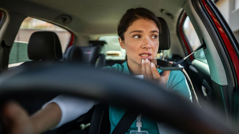 Ab Juli muss jeder Neuwagen über ein Infrarot-Überwachungssystem verfügen, das die Kopf- und Augenbewegungen des Fahrers scannt. So soll verhindert werden, dass Lenker aufs Handy statt auf die Straße schaut. Erste Tests verliefen aber eher enttäuschend.