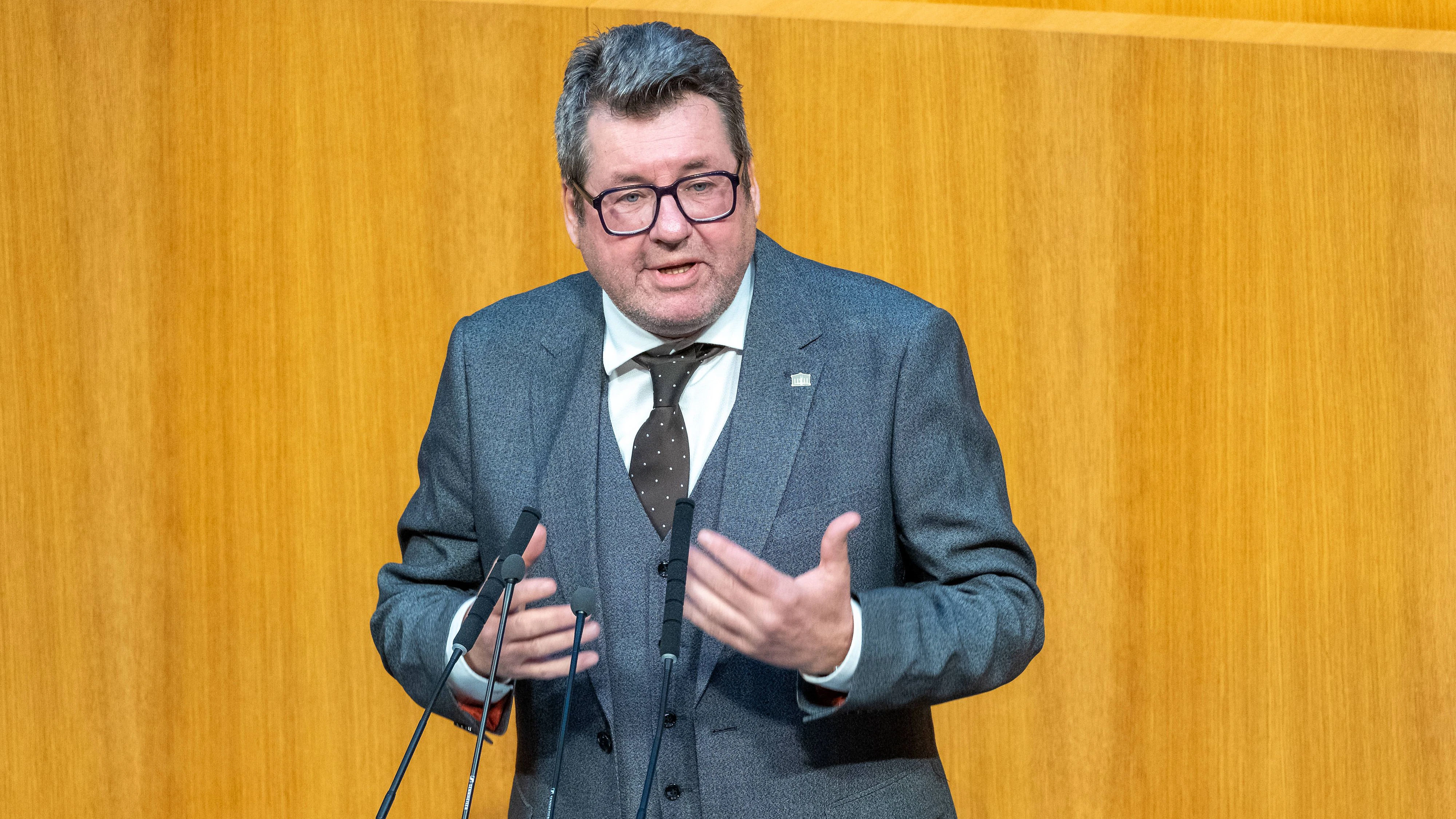 SPÖ-Wehrsprecher Robert Laimer schlägt einen "Plan der Mitte" vor.