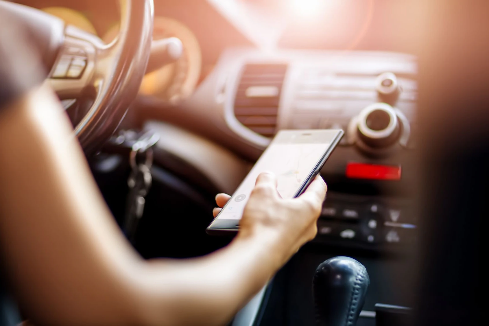 Augen am Handy statt auf der Straße – eine der häufigsten Unfallursachen