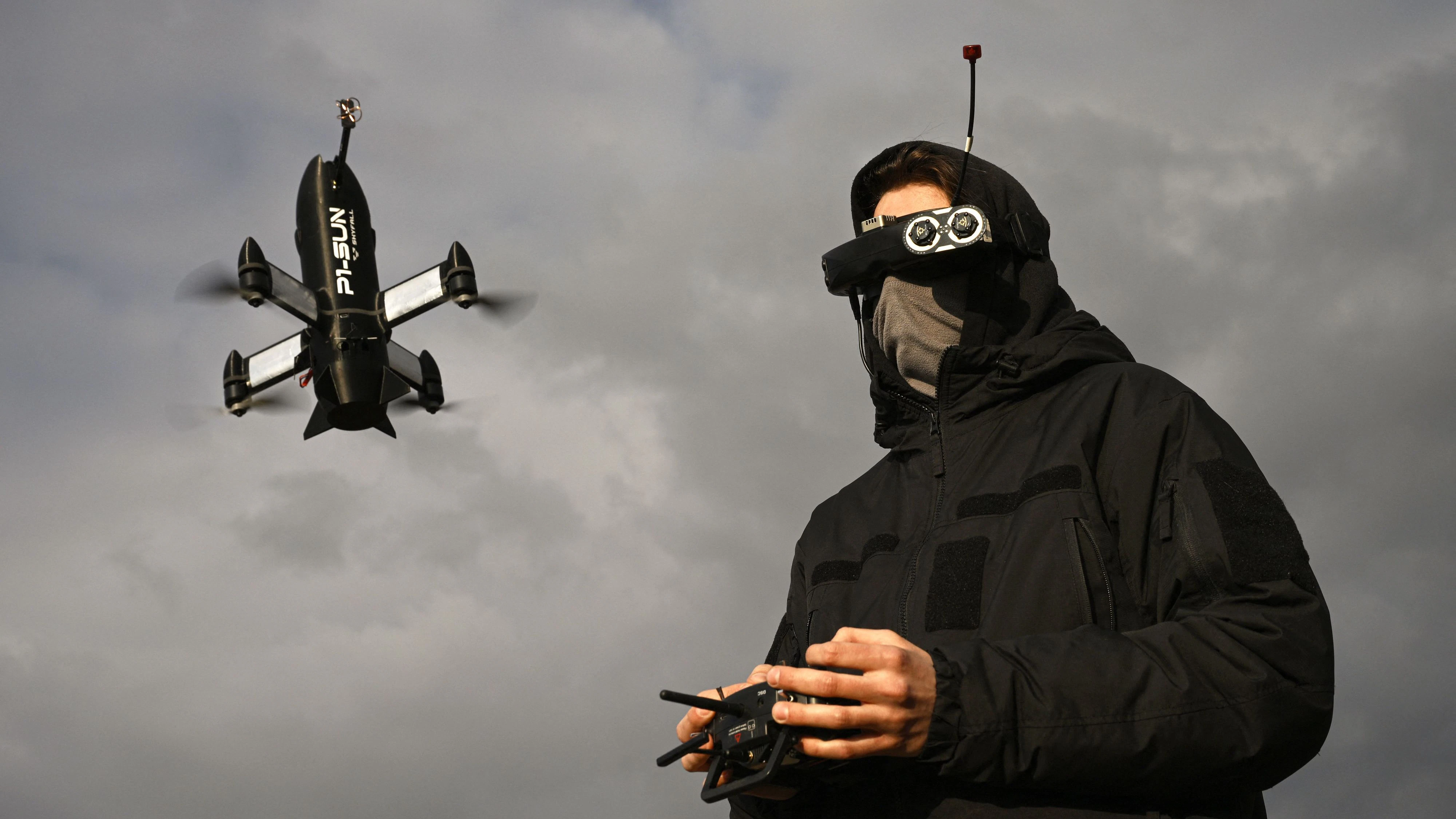 Ein Mitarbeiter des ukrainischen Unternehmens SkyFall führt einen Testflug mit einer Abfangdrohne des Typs P1-Sun durch