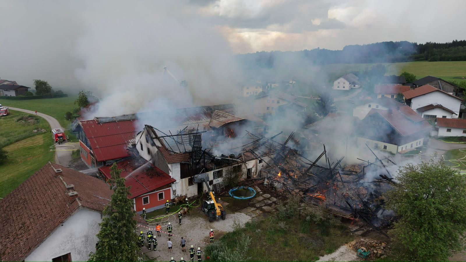Bei dem Großbrand dürften auch Tiere umgekommen sein. 