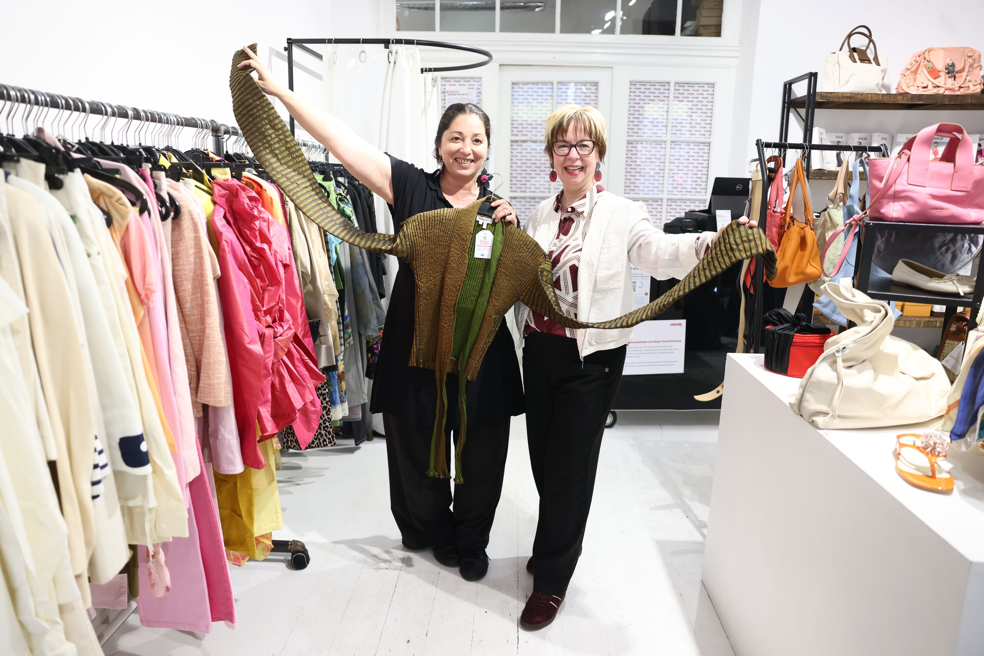 Claudia Bernatz, Leiterin der TAV-Betriebe und Daniela Sailer-Kimmel, stellvertretende Geschäftsführerin der Volkshilfe (v.l.) im Pop-up-Store.
