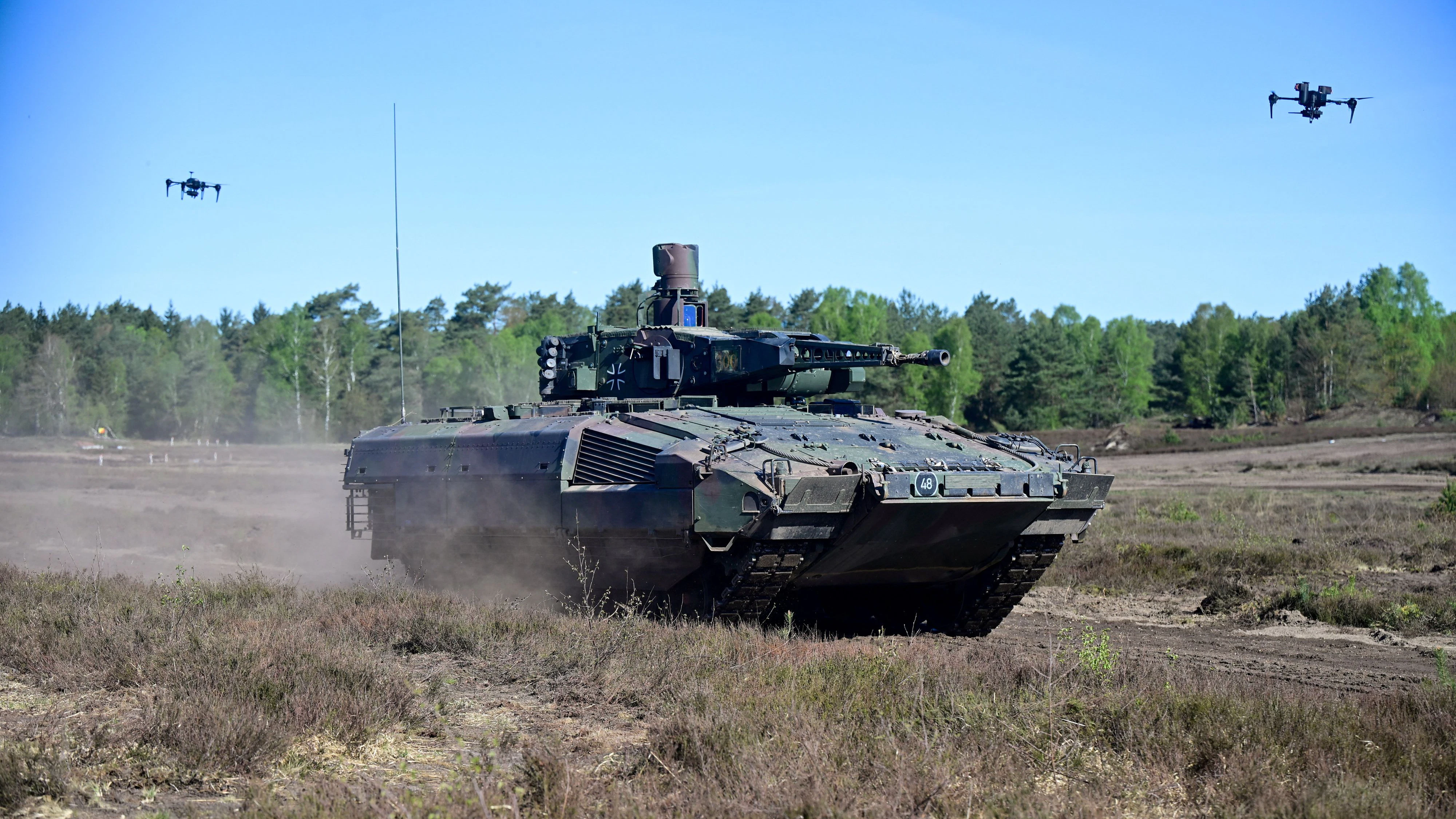 Drohnen und ein Schützenpanzer des Typs Puma während einer Übung der deutschen Armee