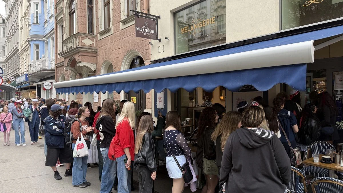 Der Andrang war enorm - Fans standen stundenlang im Regen