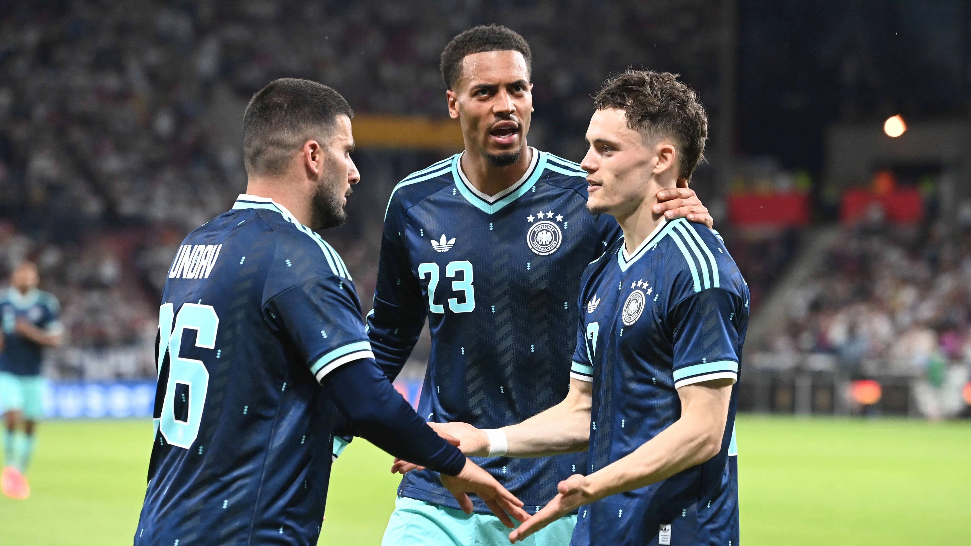 Deniz Undav beim Jubeln mit Florian Wirtz und Felix Nmecha. 