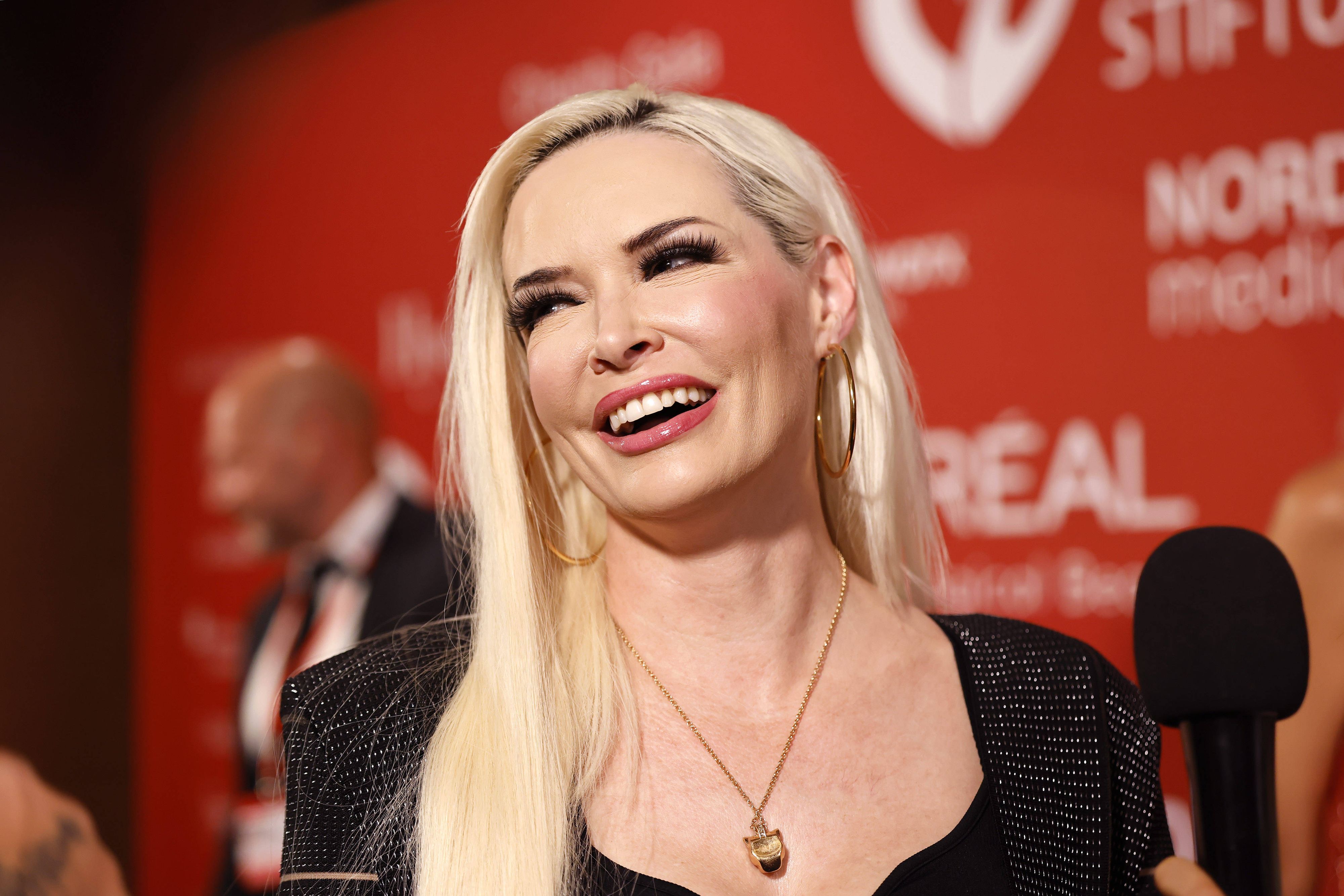 Heute.at - Daniela Katzenberger zieht sich für guten Zweck aus